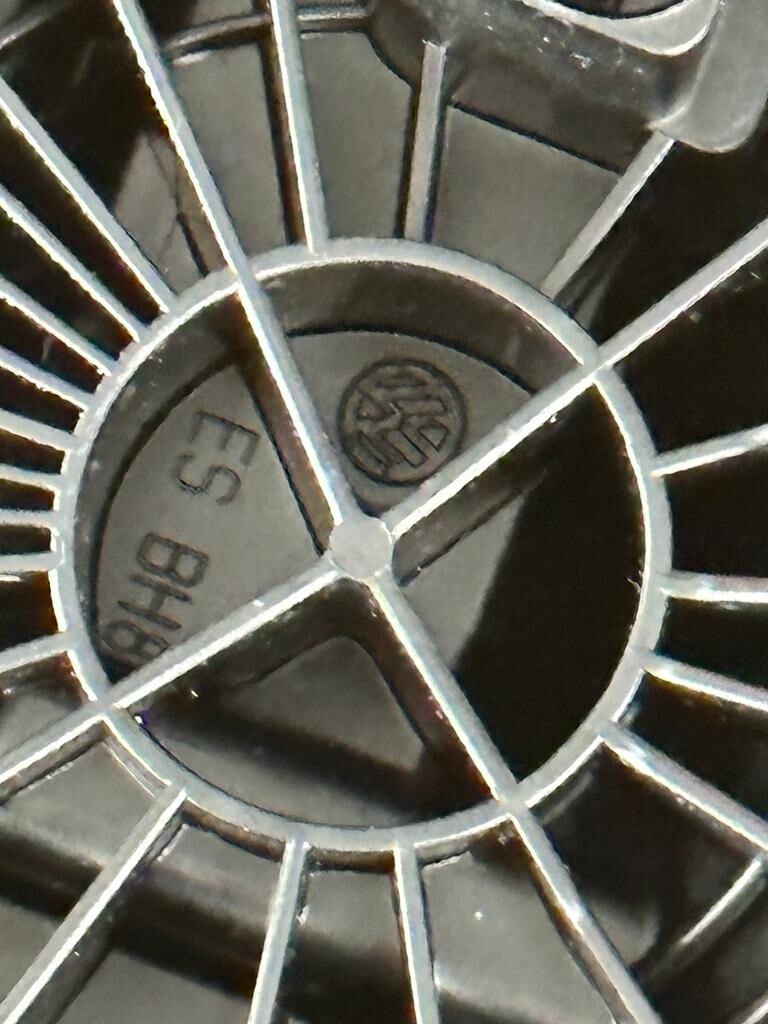 VW GOLF HECKKLAPPENÖFFNER LOGO VW 5G6827469C DEMONT VOM TEST WAGEN FAST NEU ORIG - Obrázek 12