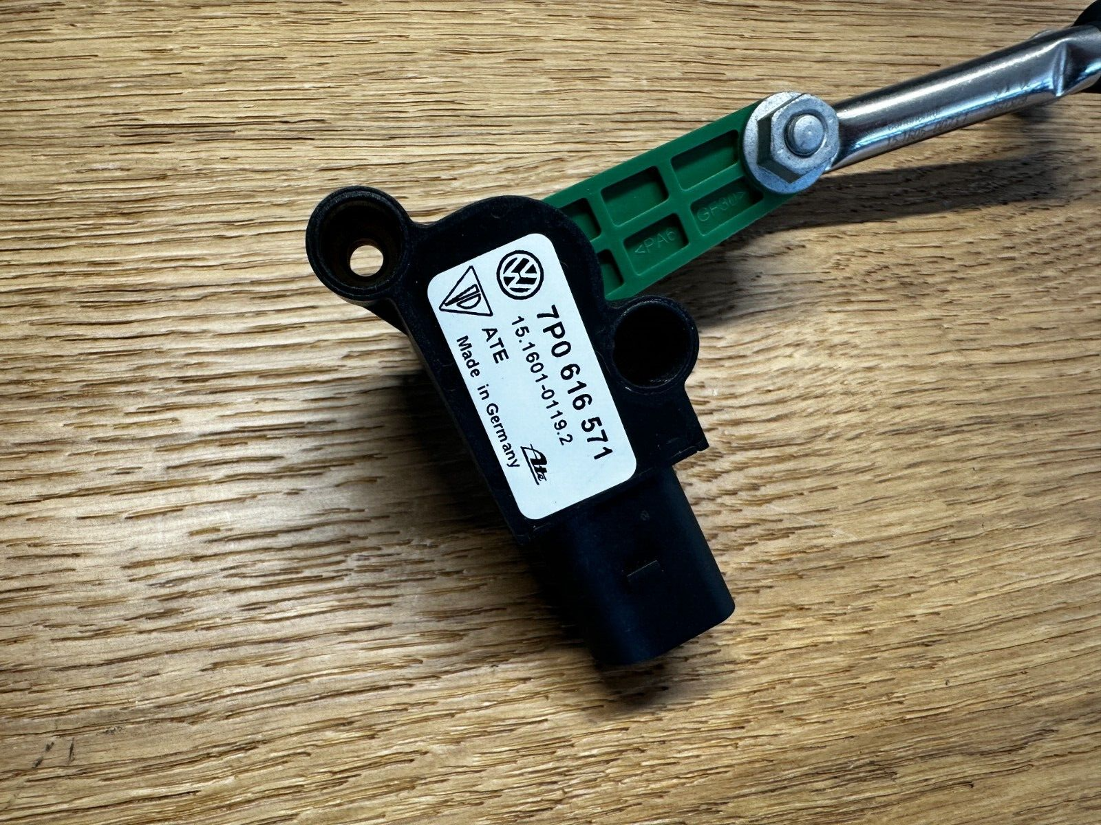 VW TOUAREG NIVEAUSENSOR MIT GESTÄNGE 7P0616571 Fast Neu demont v Test Wagen ORIG - Obrázek 3