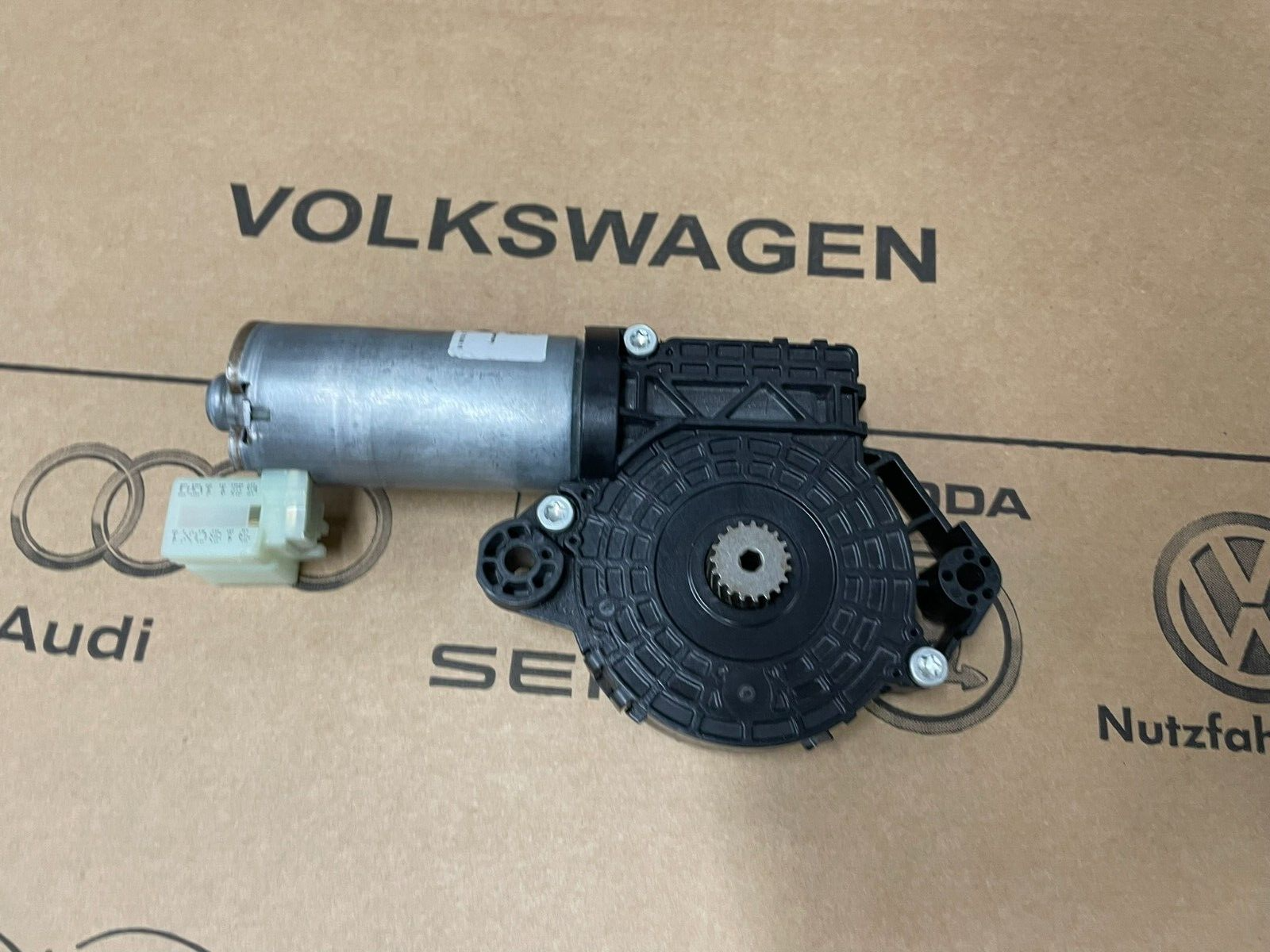 3G9877795D VOLKSWAGEN PASSAT B8 3G VORN SCHIEBEDACH MOTOR 3G9877795D Fast Neu...