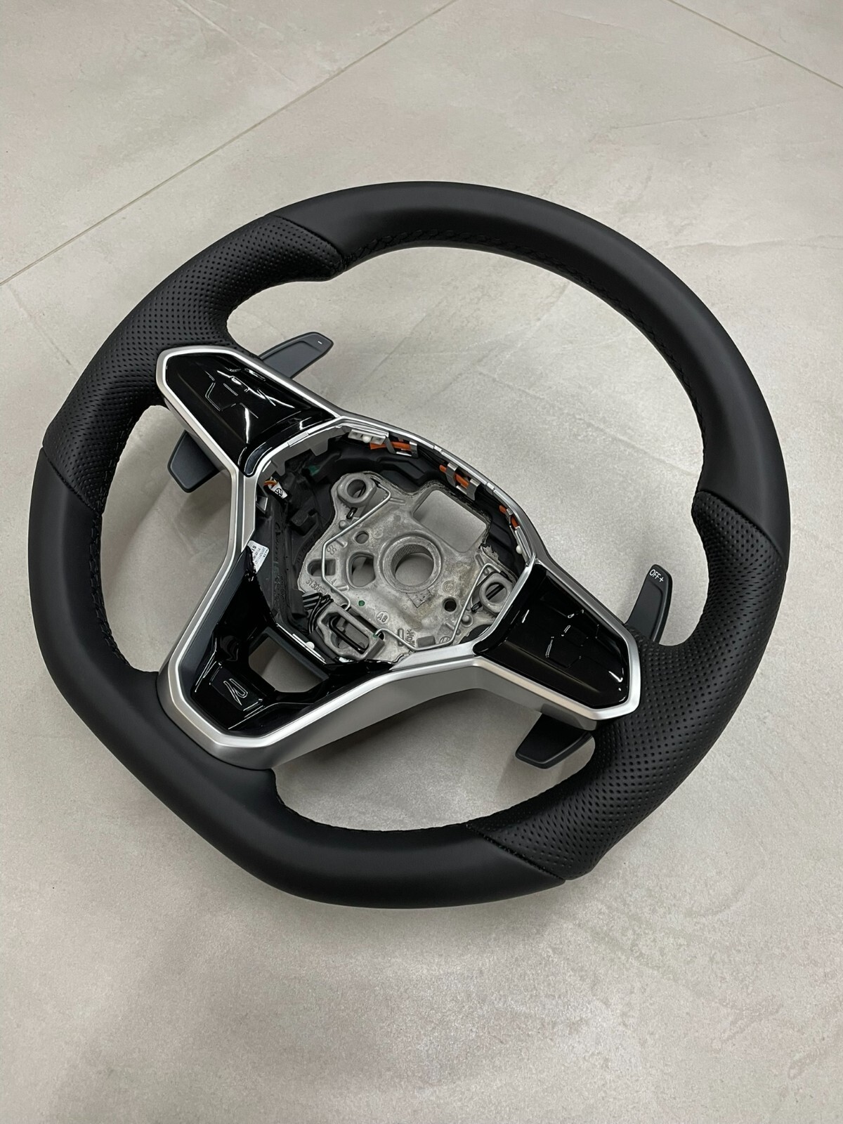 5H0419089GC VW LENKRAD SPORT R LOGO ABGEFLACHT GELOCHT VW ARTEON TIGUAN GOLF ... - Obrázek 3