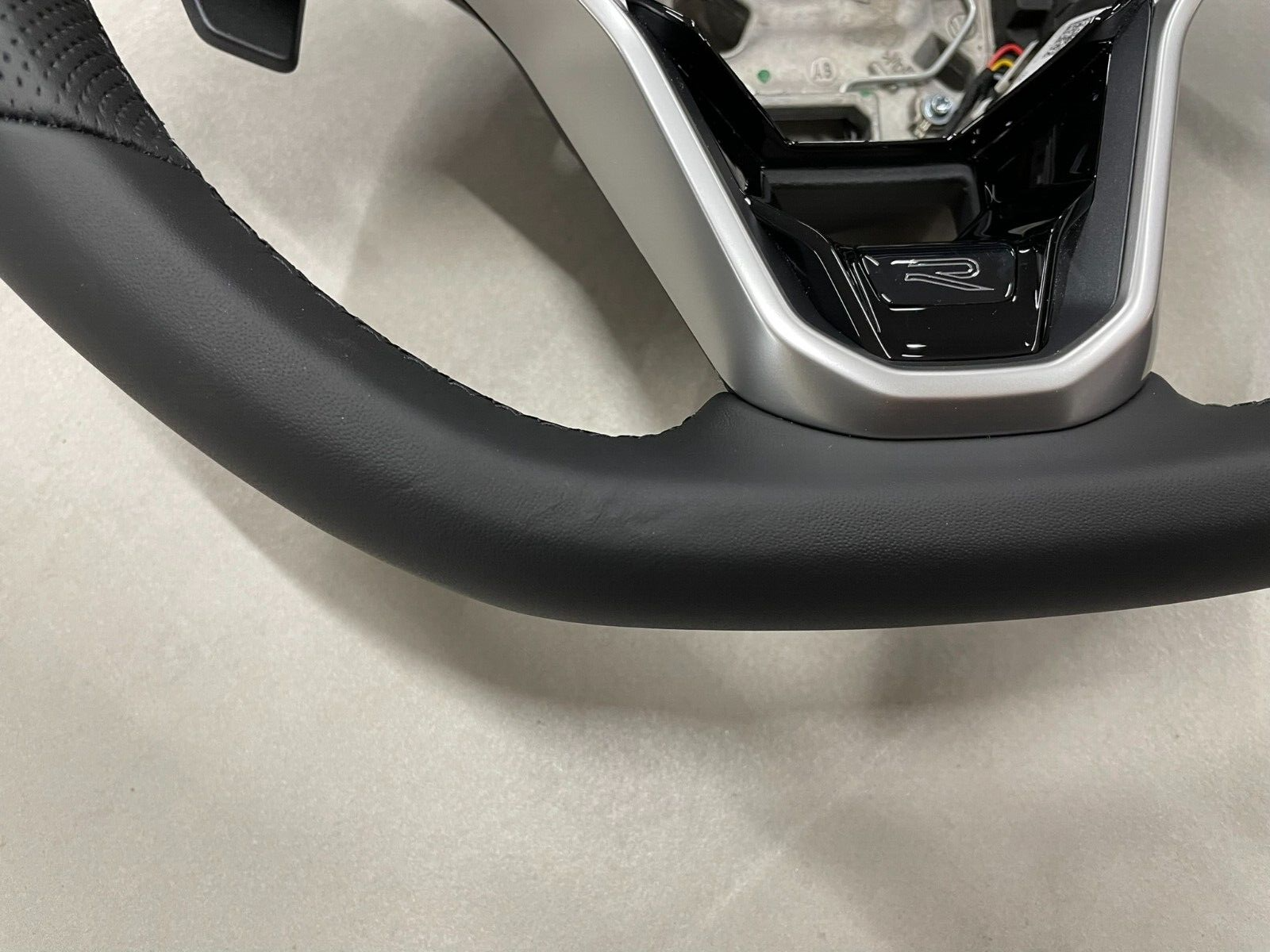 5H0419089GC VW LENKRAD SPORT R LOGO ABGEFLACHT GELOCHT VW ARTEON TIGUAN GOLF ... - Obrázek 22