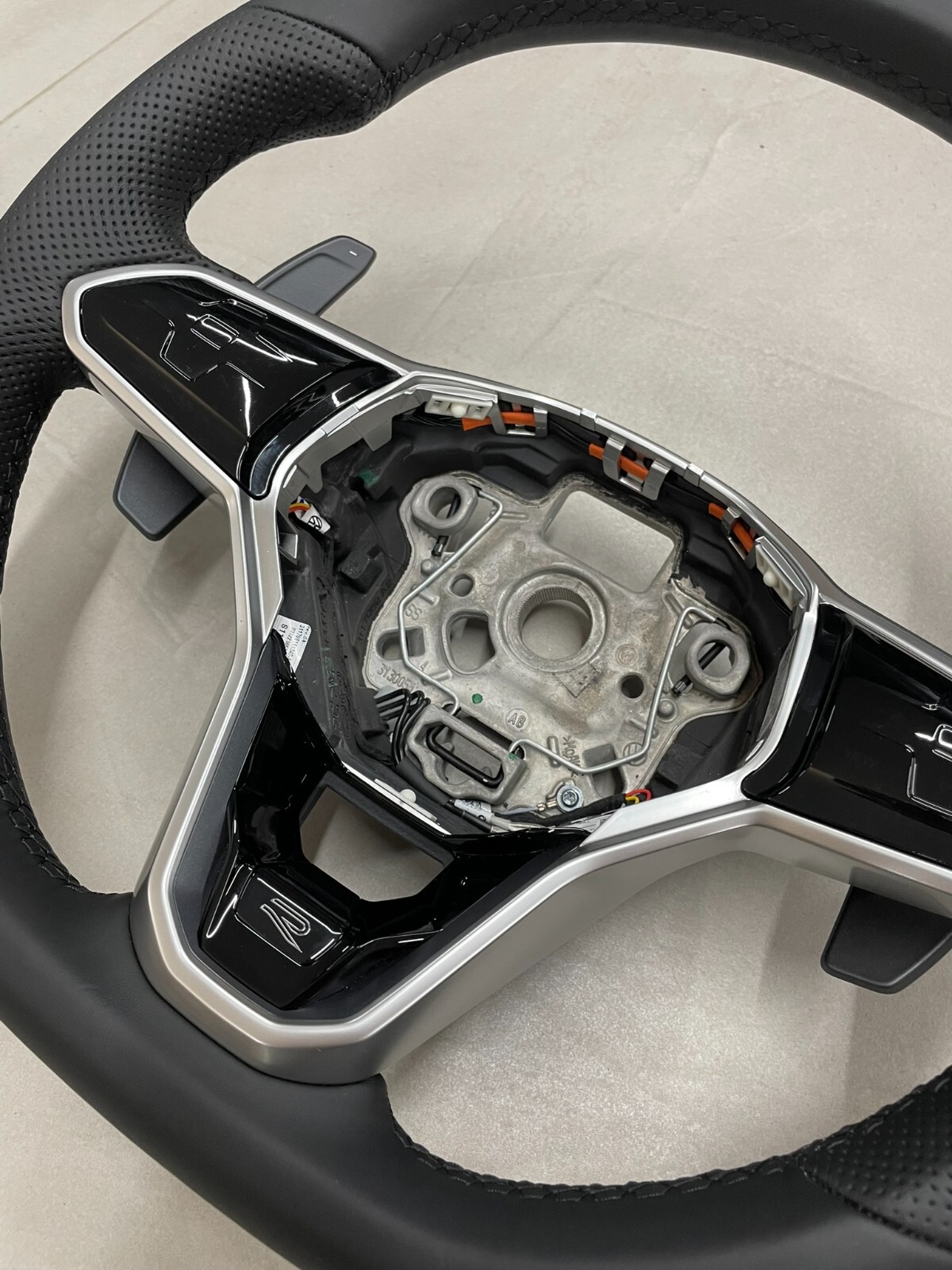 5H0419089GC VW LENKRAD SPORT R LOGO ABGEFLACHT GELOCHT VW ARTEON TIGUAN GOLF ... - Obrázek 4