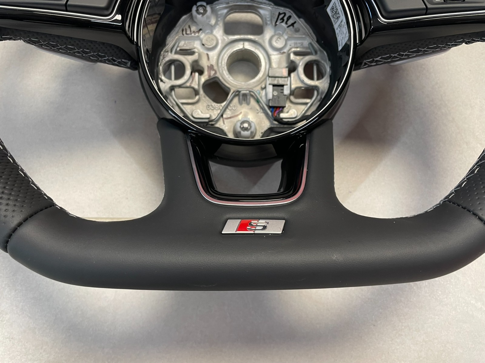 AUDI A3 S3 8Y LENKRAD SPORT ABGEFLACHT GELOCHT SCHALTWIPPEN 8Y0419091Q ORIG NEU - Obrázek 10