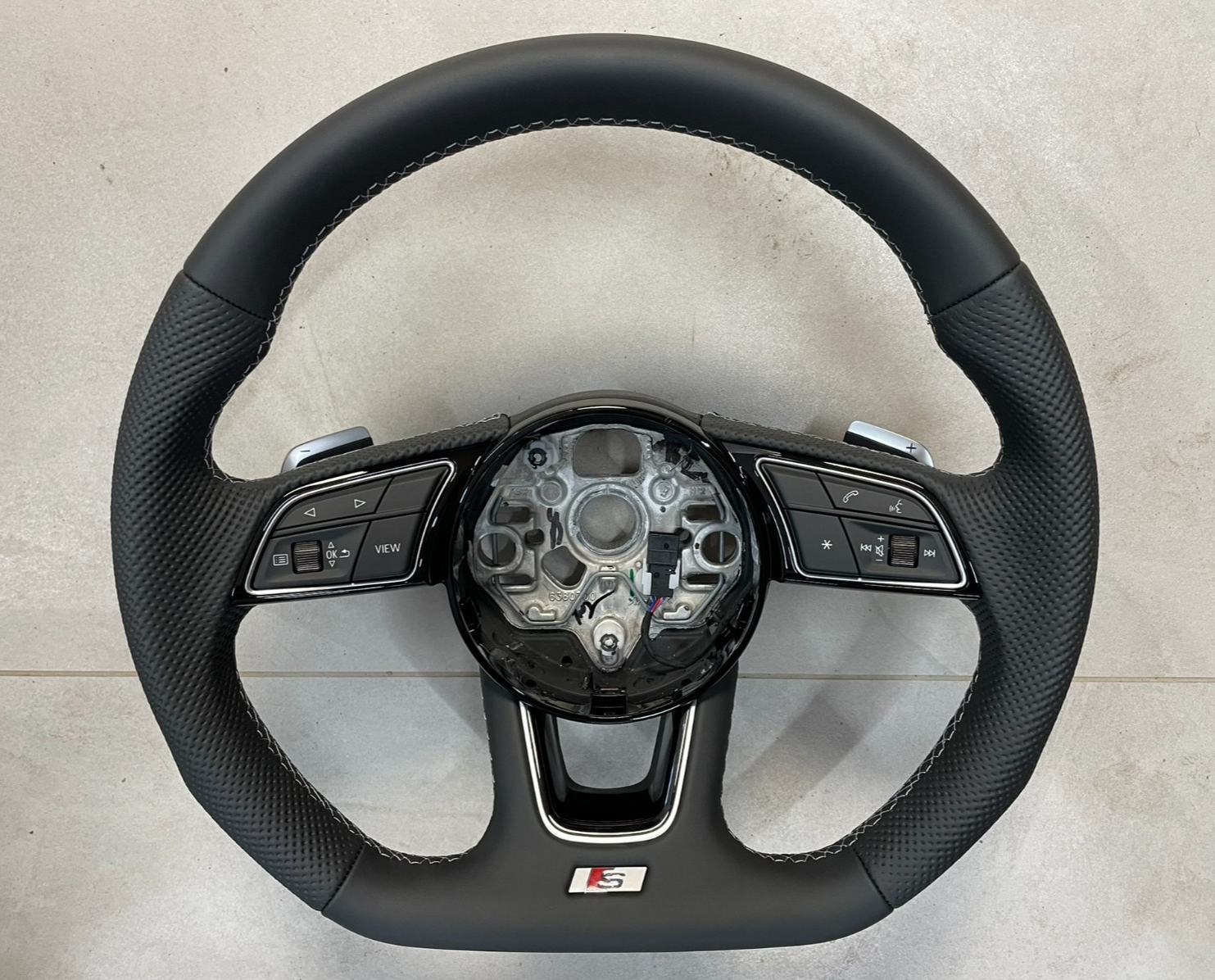 AUDI A3 S3 8Y LENKRAD SPORT ABGEFLACHT GELOCHT SCHALTWIPPEN 8Y0419091Q ORIG NEU