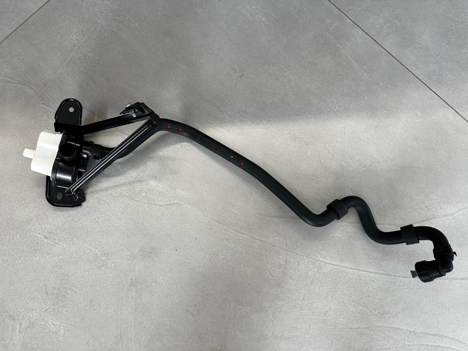 AUDI ENTLÜFTUNGSSCHLAUCH 7L0906243F 4M4201999C 4M0201369B Fast Neu Dem Test Car