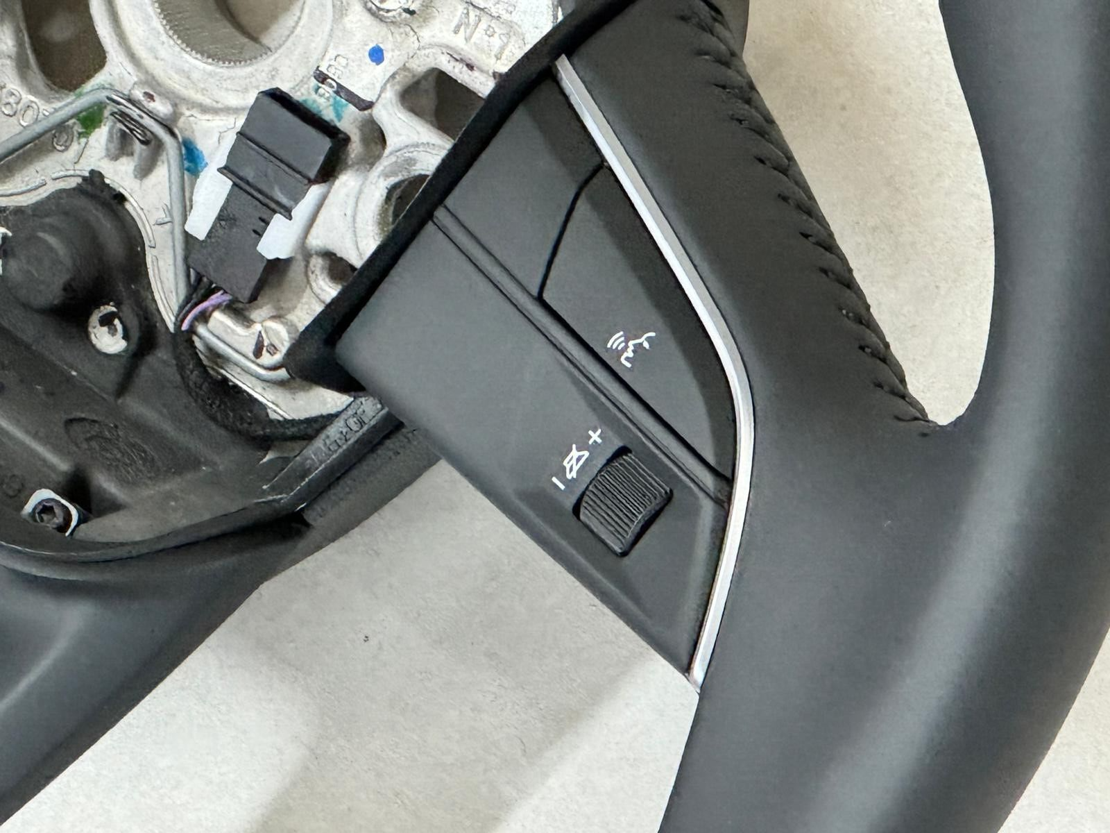 AUDI Q3 MULTIFUNKTIONAL SPORT LENKRAD LEDER 83A419091 NTM SCHWARZ SOUL NEU AUDI - Obrázek 4