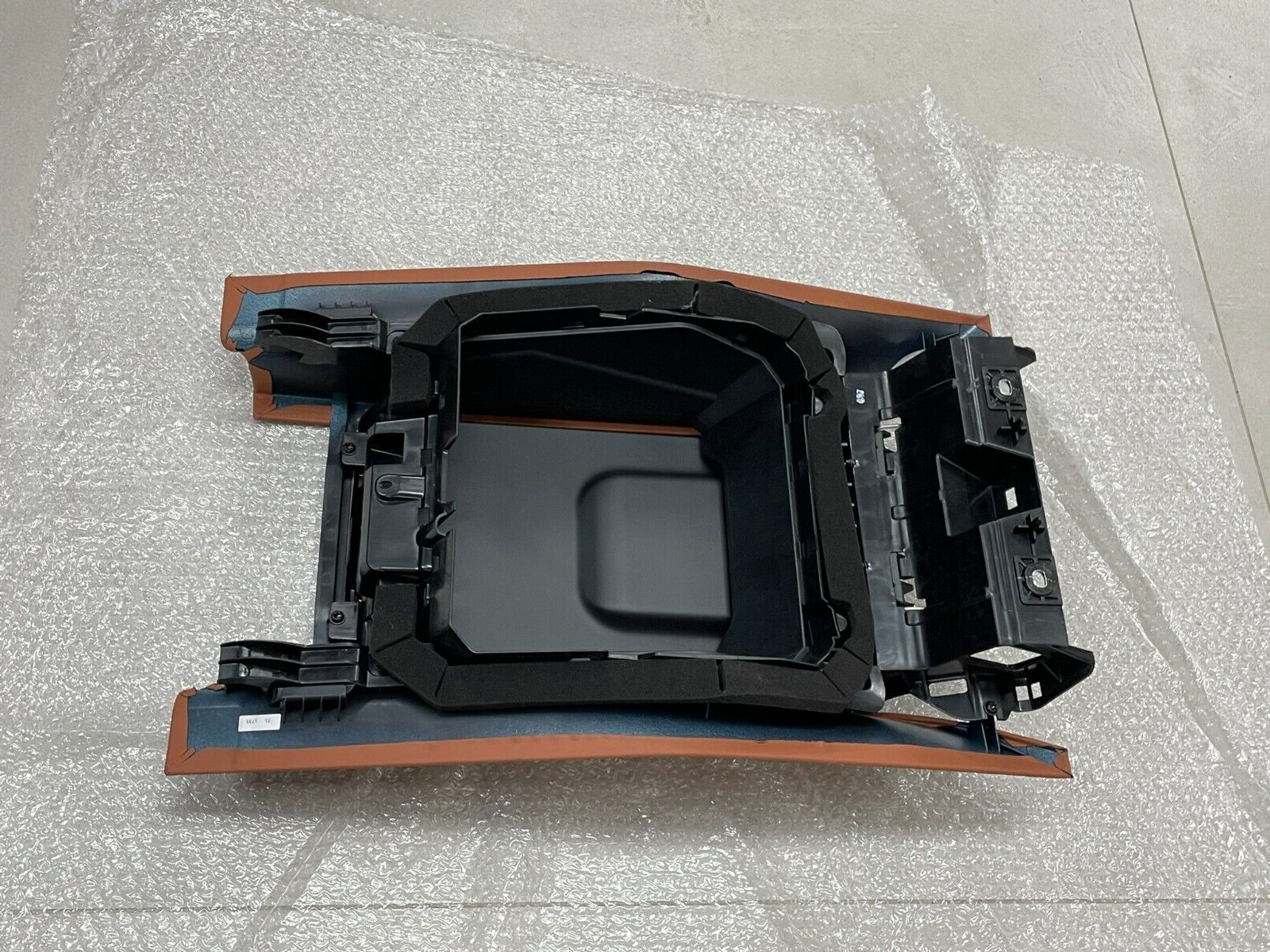 MERCEDES-BENZ S-KLASSE W223 V223 ABLAGEFACH A2239700701 SIENA BRAUN ORIG. DEMONT - Obrázek 16