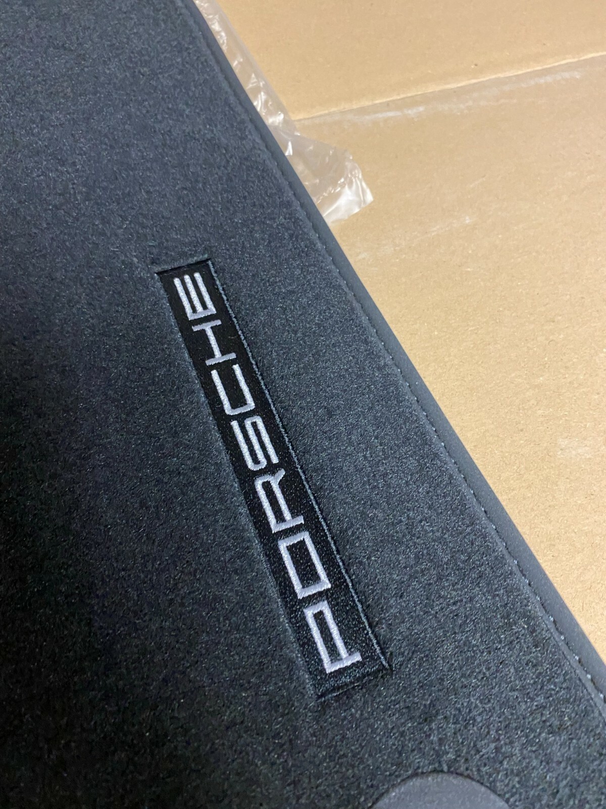 PORSCHE MACAN FUSSMATTEN 4 TEILE SCHWARZ 95B864435D ORIGINAL PORSCHE TEIL NEU - Obrázek 10