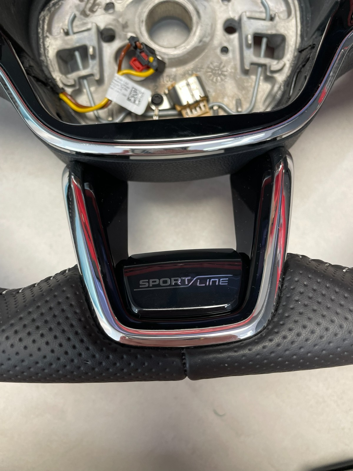 ŠKODA OCTAVIA IV 5E3 SPORT LINE LENKRAD ABGEFLACHT GELOCHT 5E3419093AT FAST NEU - Obrázek 3