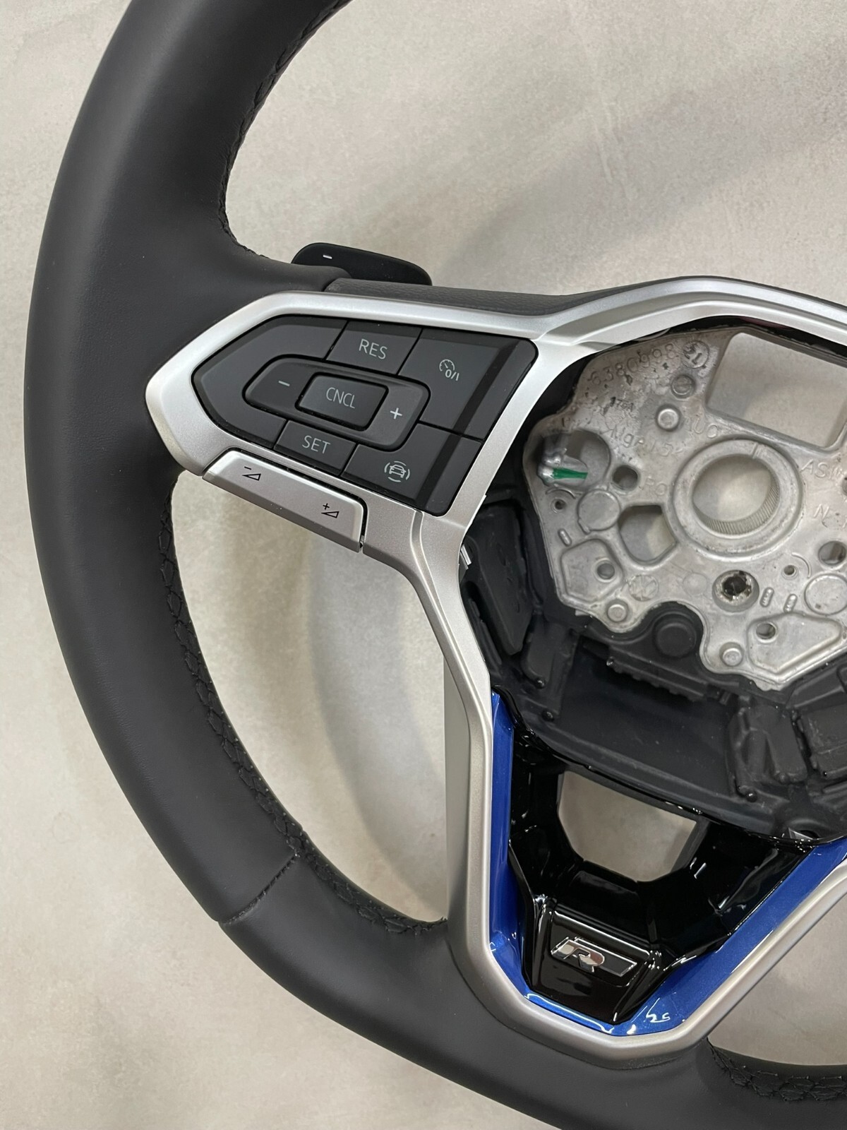 VW PASSAT ARTEON TIG..SPORT LENKRAD ABGEFLACHT LEDER R-LOGO 2G0419089C Fast Neu - Obrázek 3