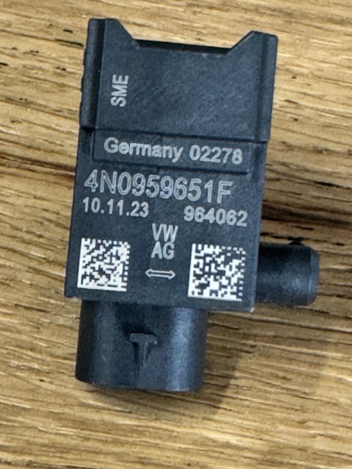 4N0959651F AUDI Q7, VW TOUAREG CRASHSENSOR FÜR FUSSGÄNGERSCHUTZ 4N0959651F NEU ! - Obrázek 3