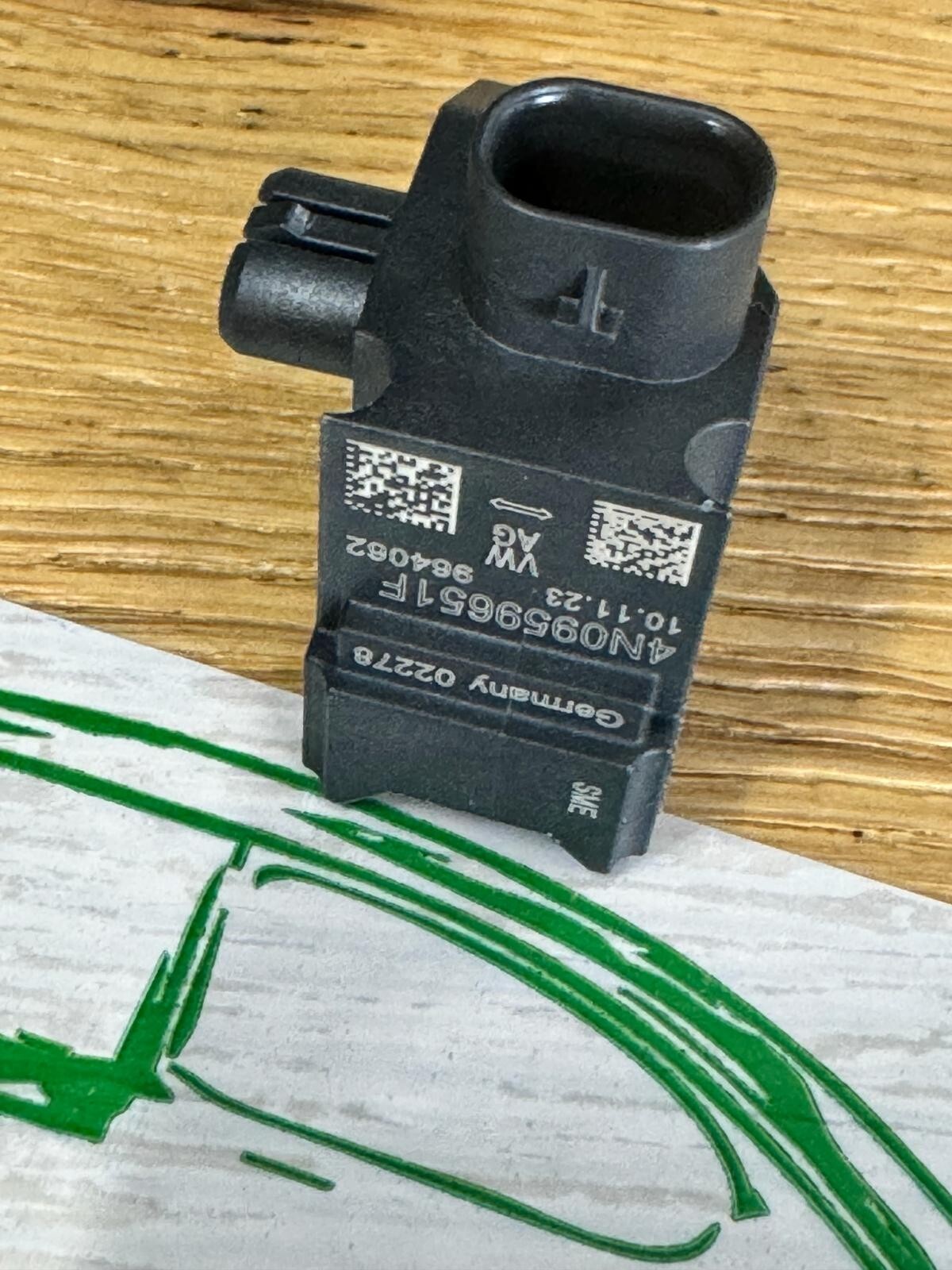 4N0959651F AUDI Q7, VW TOUAREG CRASHSENSOR FÜR FUSSGÄNGERSCHUTZ 4N0959651F NEU ! - Obrázek 7