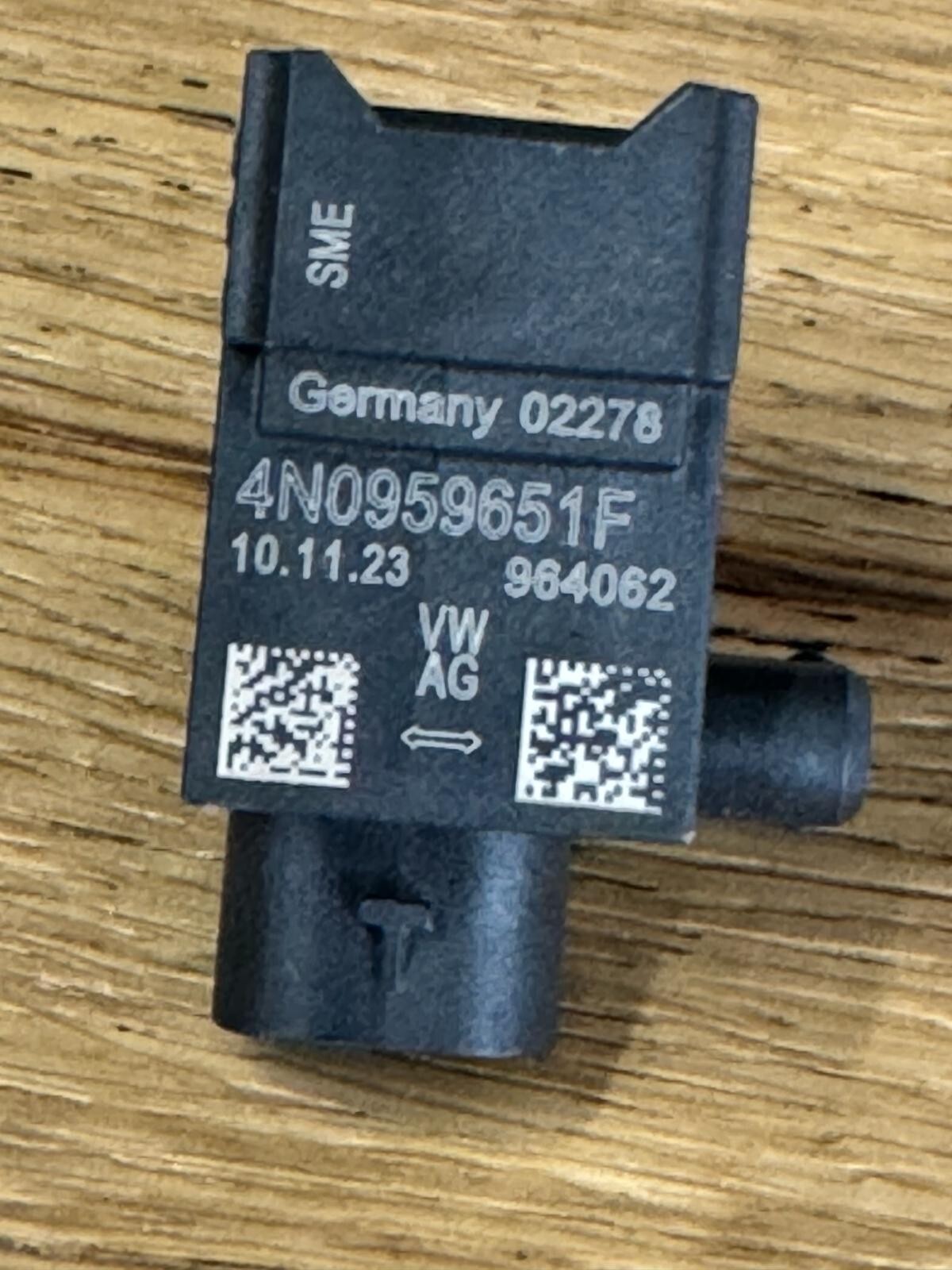 4N0959651F AUDI Q7, VW TOUAREG CRASHSENSOR FÜR FUSSGÄNGERSCHUTZ 4N0959651F NEU ! - Obrázek 10