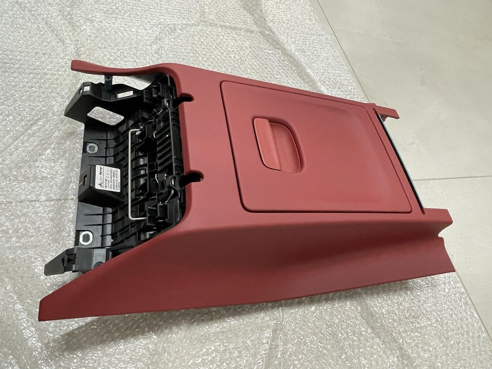 MERCEDES-BENZ S-KLASSE W223 V223 ABLAGEFACH A2239700701 KARMIN ROT DEM TEST CAR - Obrázek 11