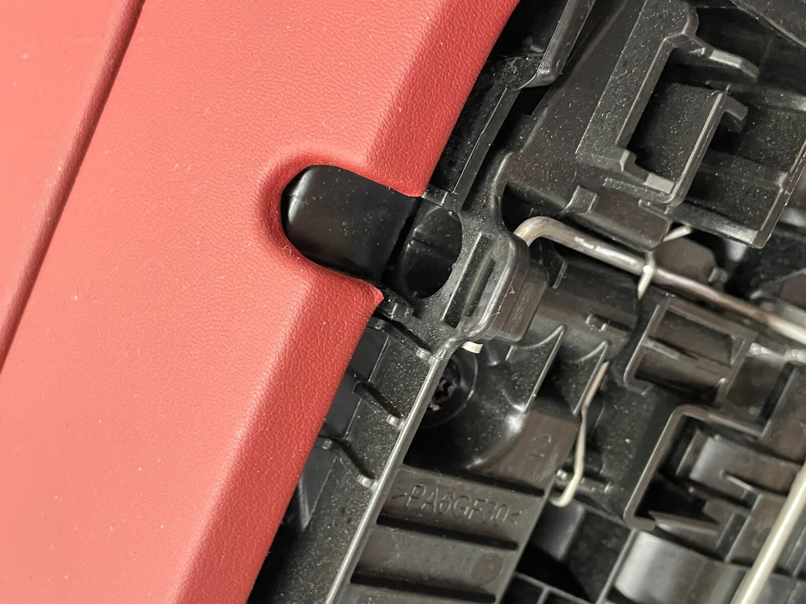 MERCEDES-BENZ S-KLASSE W223 V223 ABLAGEFACH A2239700701 KARMIN ROT DEM TEST CAR - Obrázek 10