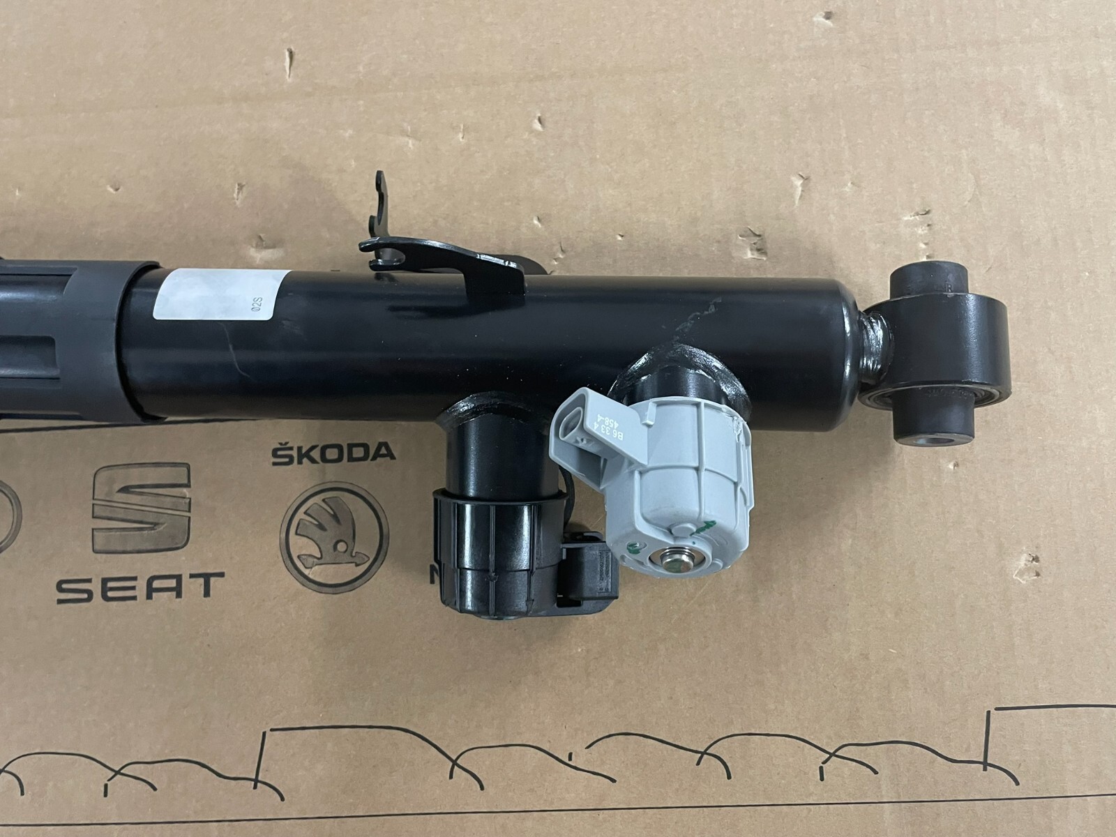 PORSCHE CAYENNE 9YA-2 STOSSDÄMPFER ELEKTRISCH HINTER RECHTS 9Y0513028F ORIG NEU - Obrázek 15