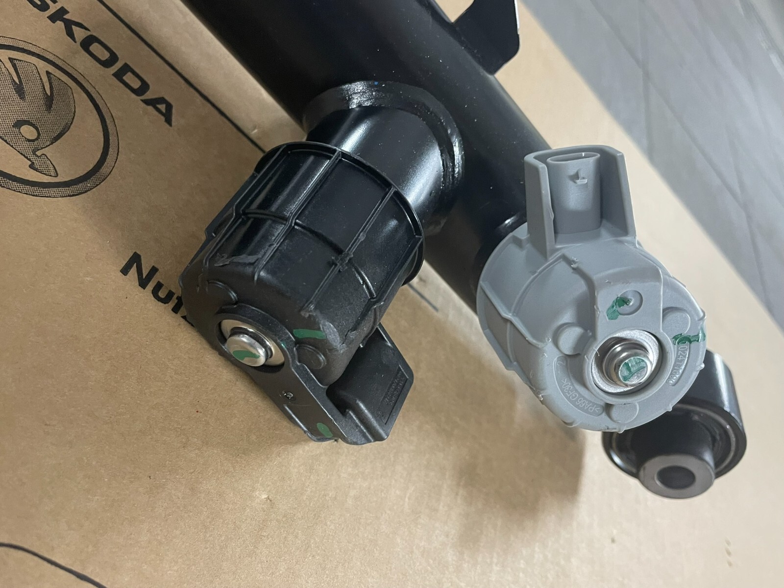 PORSCHE CAYENNE 9YA-2 STOSSDÄMPFER ELEKTRISCH HINTER RECHTS 9Y0513028F ORIG NEU - Obrázek 17