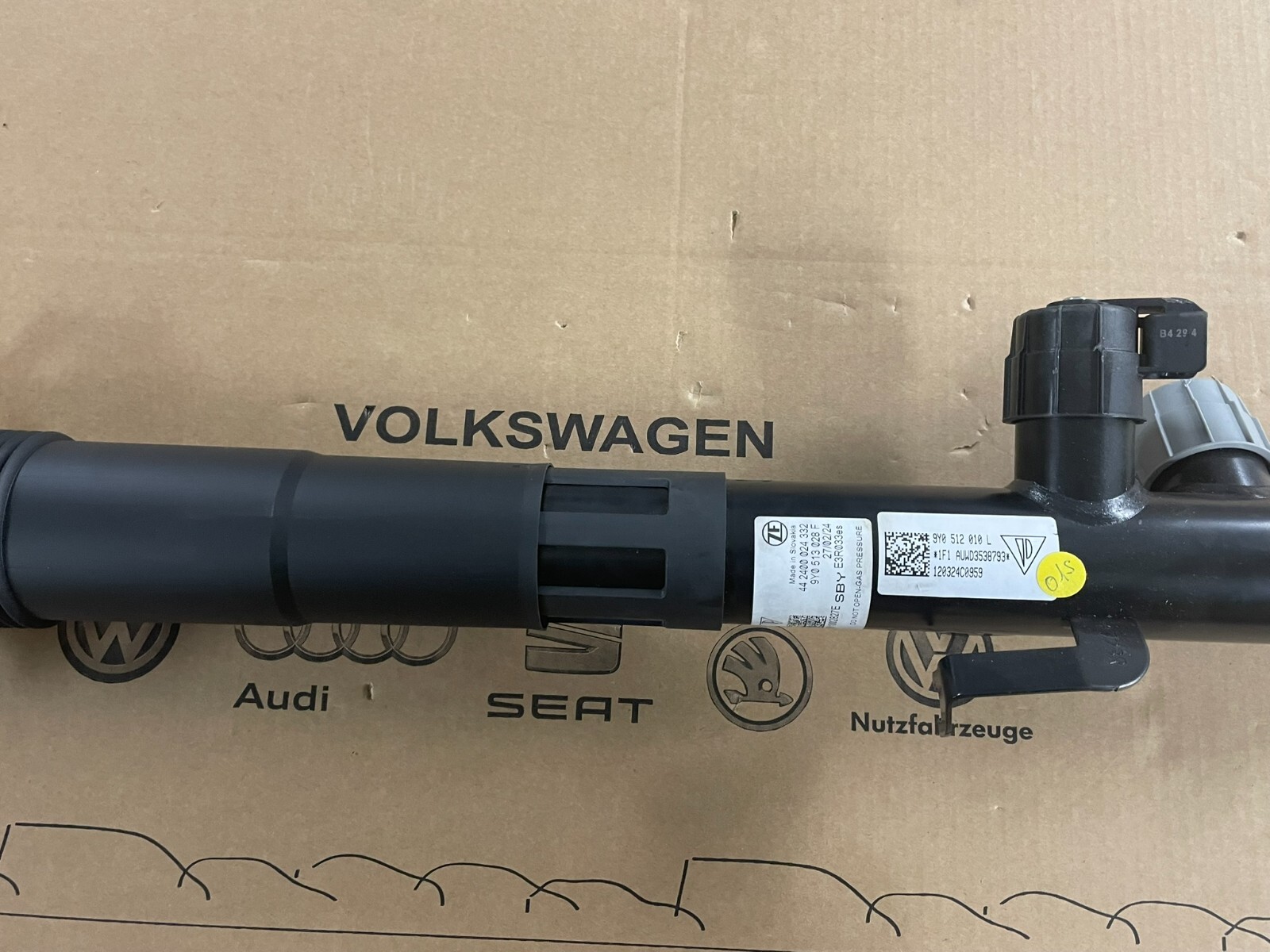 PORSCHE CAYENNE 9YA-2 STOSSDÄMPFER ELEKTRISCH HINTER RECHTS 9Y0513028F ORIG NEU - Obrázek 10