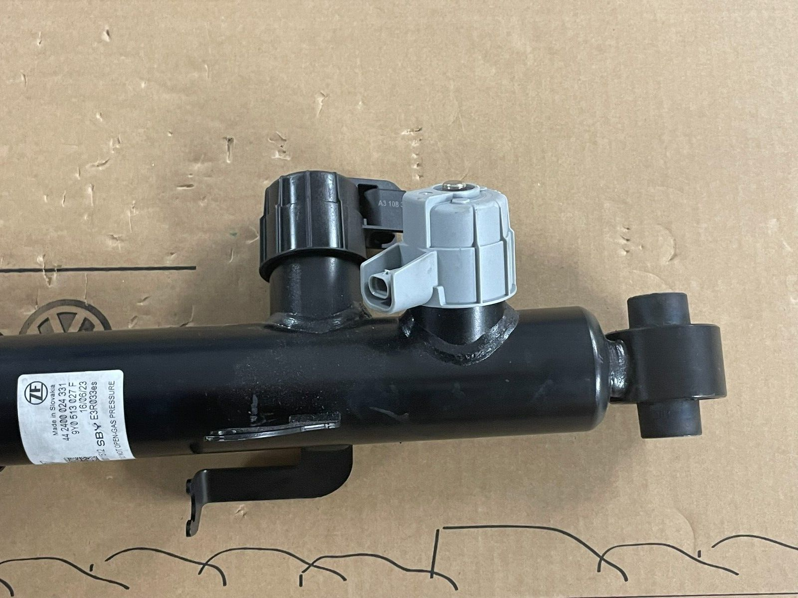 PORSCHE CAYENNE 9YA-2 STOSSDÄMPFER ELEKTRISCH HINTERACHSE LINKS 9Y0513027F NEU - Obrázek 14