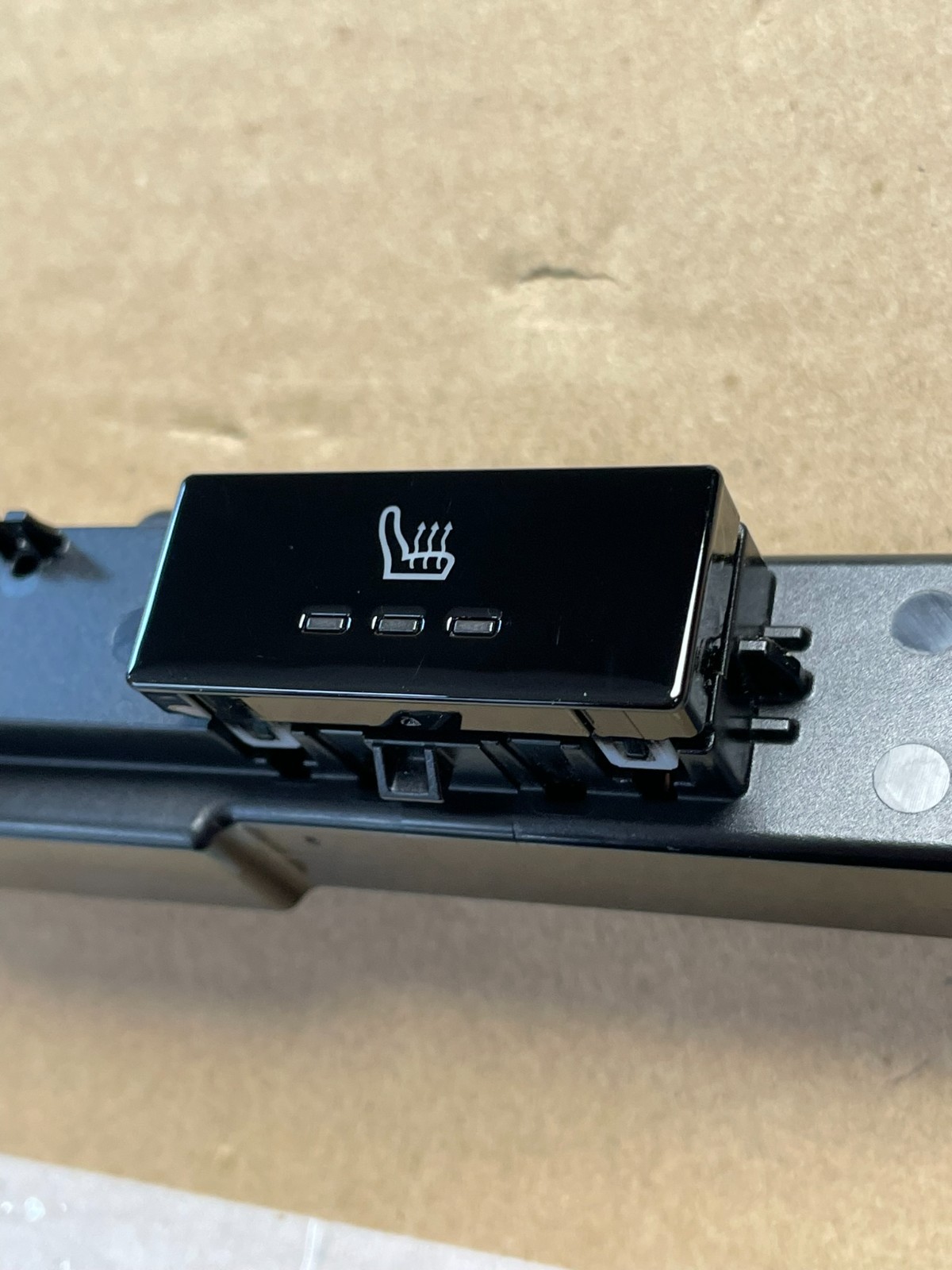 PORSCHE TAYCAN SCHALTER SITZHEIZUNG HINTEN 9J1919709B FAST NEU DEM V TEST WAGEN - Obrázek 11