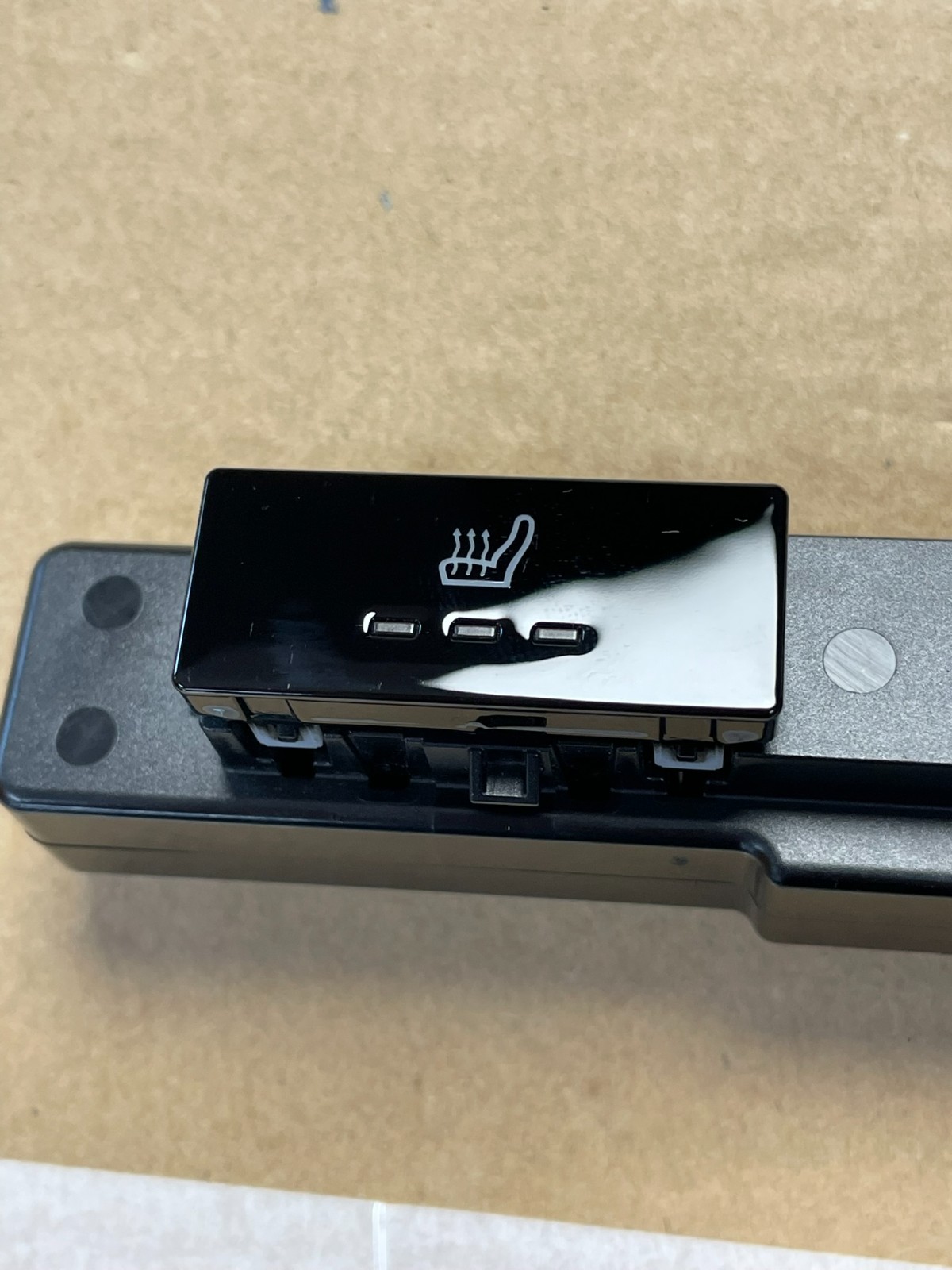 PORSCHE TAYCAN SCHALTER SITZHEIZUNG HINTEN 9J1919709B FAST NEU DEM V TEST WAGEN - Obrázek 7