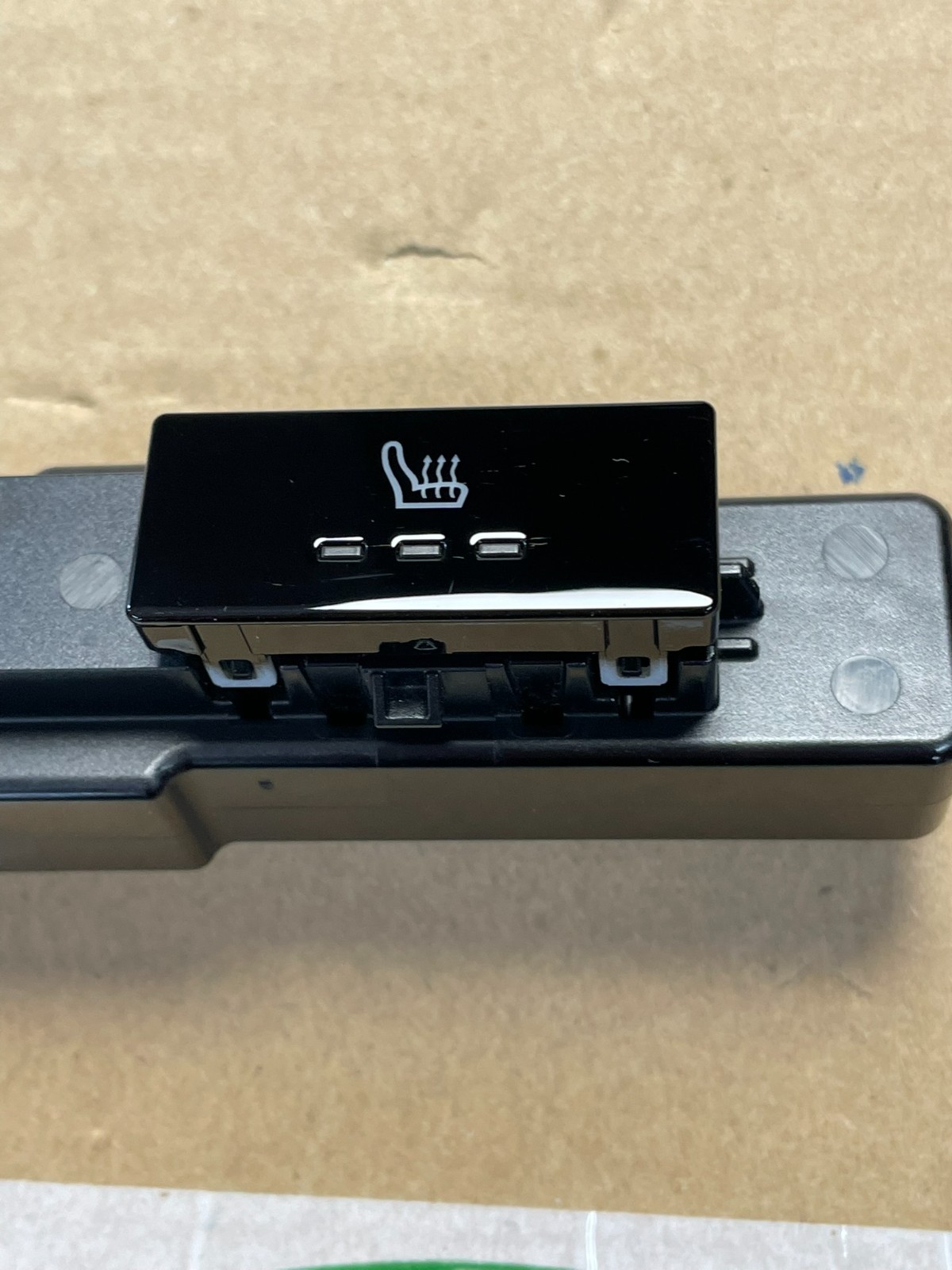 PORSCHE TAYCAN SCHALTER SITZHEIZUNG HINTEN 9J1919709B FAST NEU DEM V TEST WAGEN - Obrázek 9