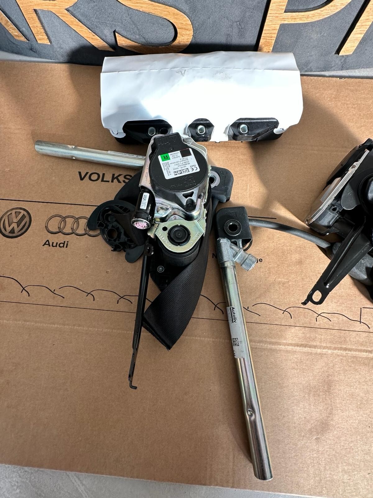 SKODA ENYAQ SICHERHEITSGURT VORN 5LA857705E + 5LA857706E +AIRBAG 5LA880204D NEU - Obrázek 4