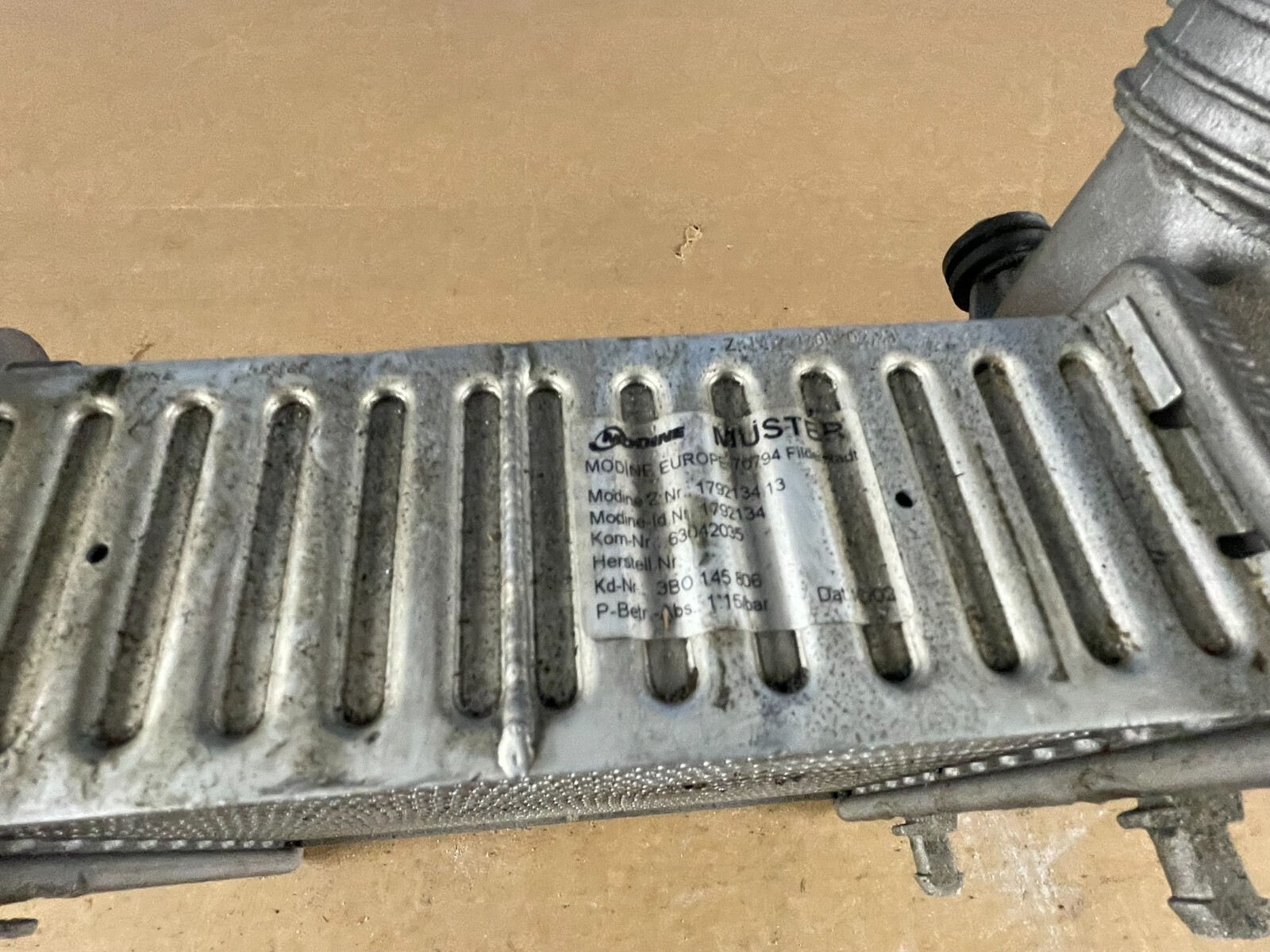 ŠKODA SUPERB VW PASSAT LADELUFT TURBOKÜHLER V6 2.5 TDI RECHTS 3B0145806 ORIG. - Obrázek 10