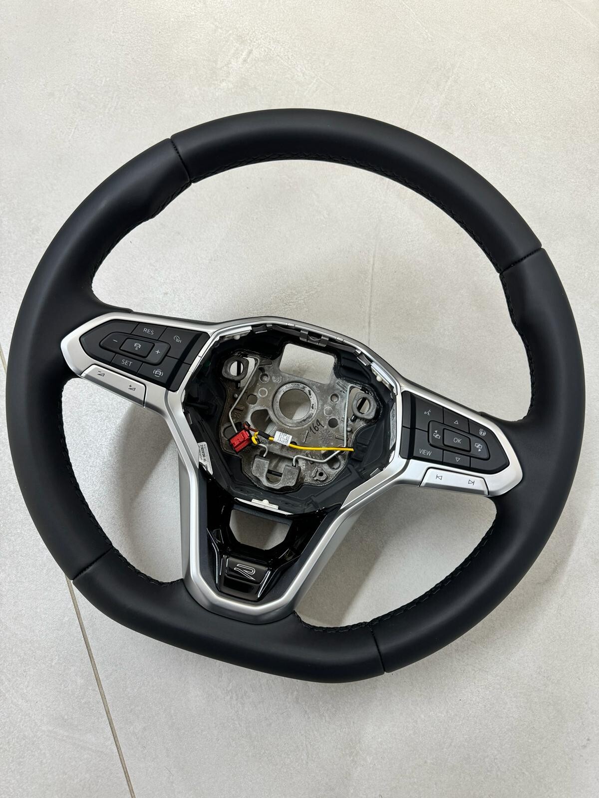 VW MULTIFUNKTIONS SPORT LEDER LENKRAD BEHEIZT MIT R LOGO 5H0419089HP Fast Neu... - Obrázek 3