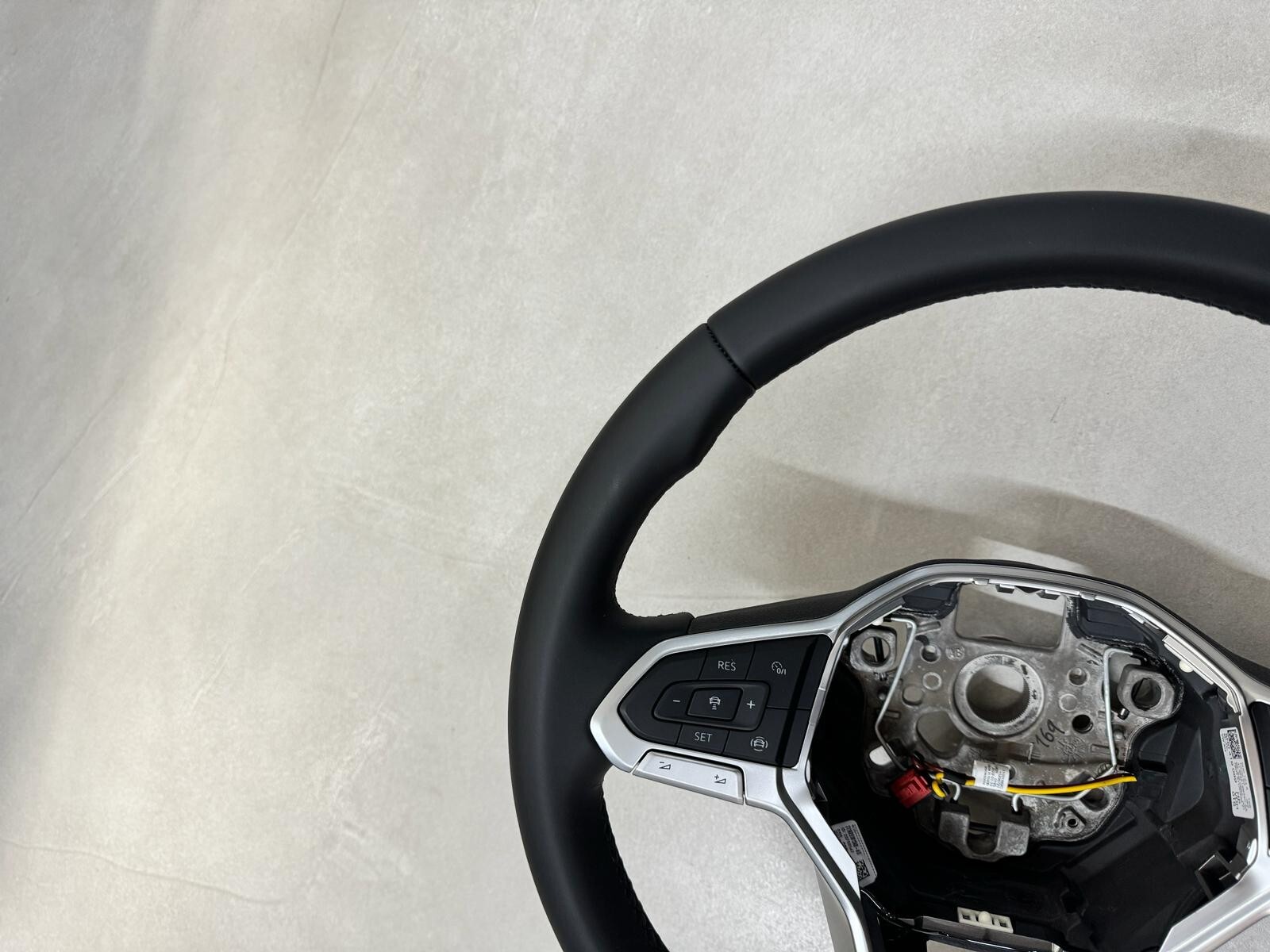 VW MULTIFUNKTIONS SPORT LEDER LENKRAD BEHEIZT MIT R LOGO 5H0419089HP Fast Neu... - Obrázek 4