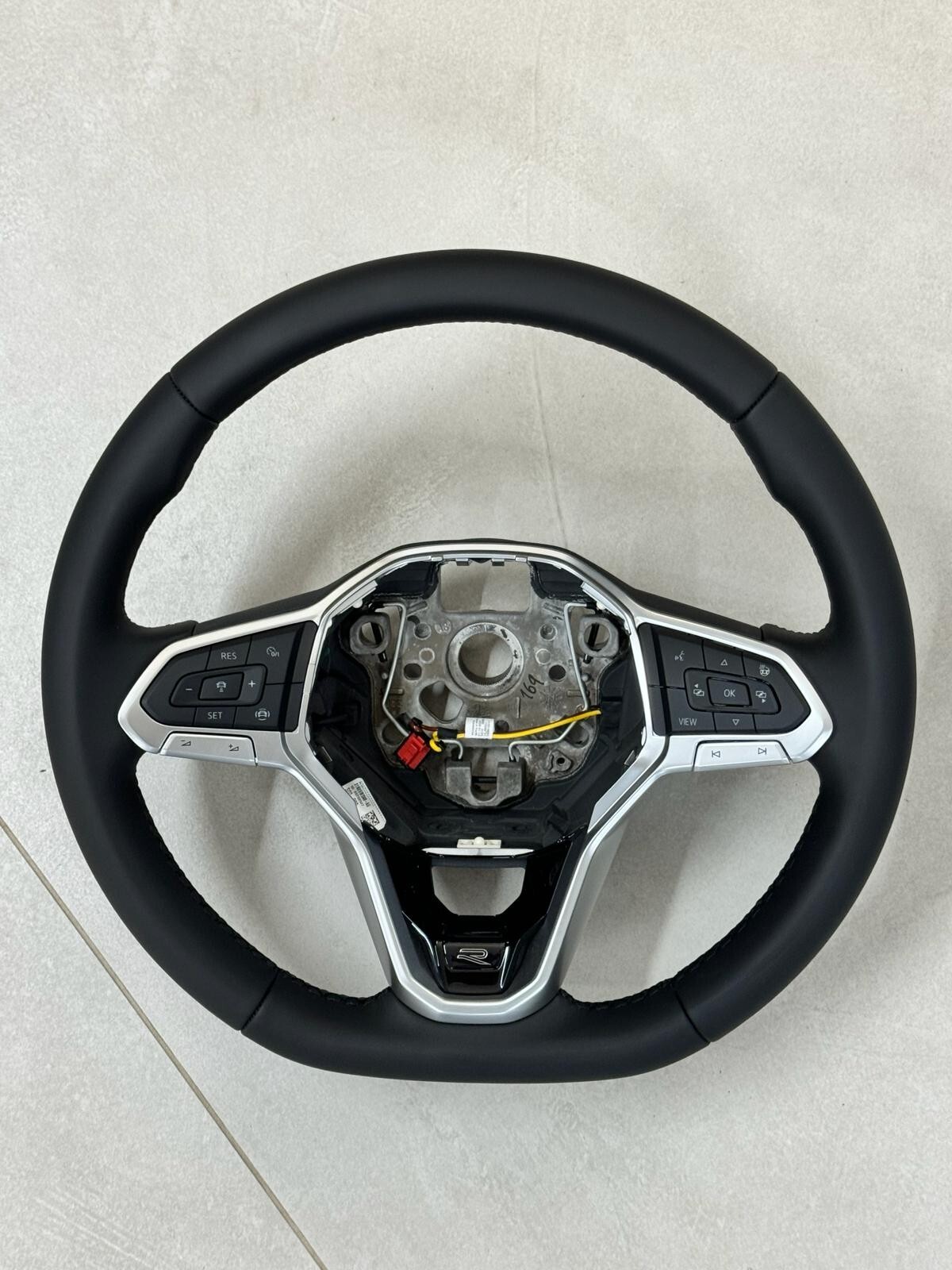 VW MULTIFUNKTIONS SPORT LEDER LENKRAD BEHEIZT MIT R LOGO 5H0419089HP Fast Neu...