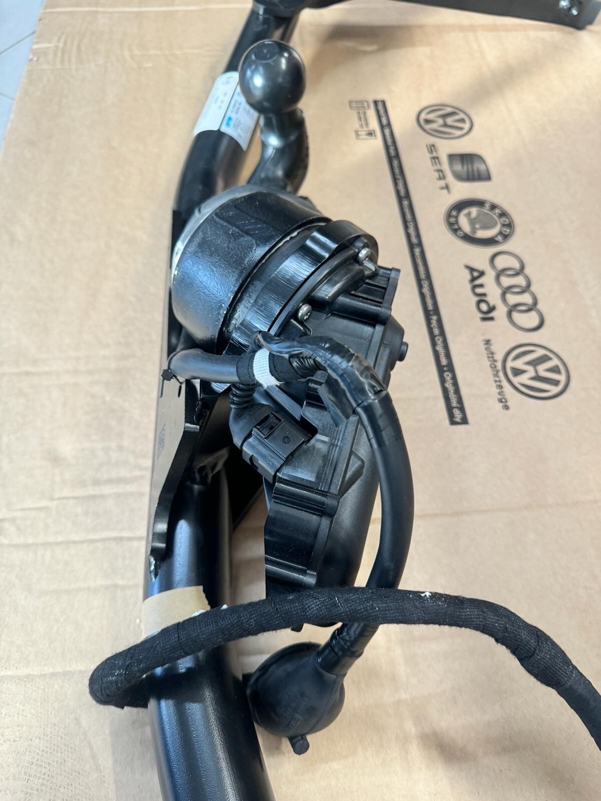 VW PASSAT B8 VARIANT ANHÄNGERKUPPLUNG ELEKTRISCH SCHWENKBAR 3G9803881F NEU ORIG! - Obrázek 7