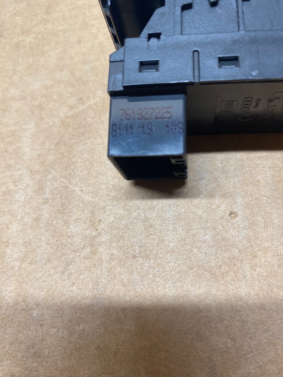 VW TOUAREG 3 SCHALTER FUR ELEKTROMECHANISCHE FESTSTELLBREMSE 761927225 NEU!!!! - Obrázek 9