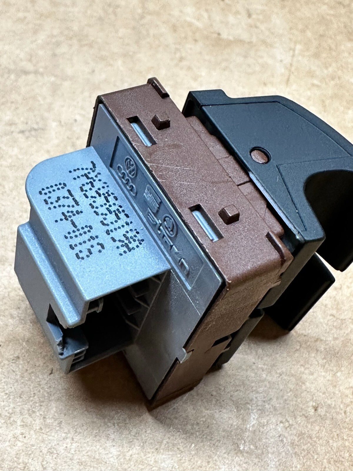 VW TOUAREG 7P SCHALTER FÜR LEHNENENTRIEGELUNG 7P6959519A ORIG.NEU!!! - Obrázek 8