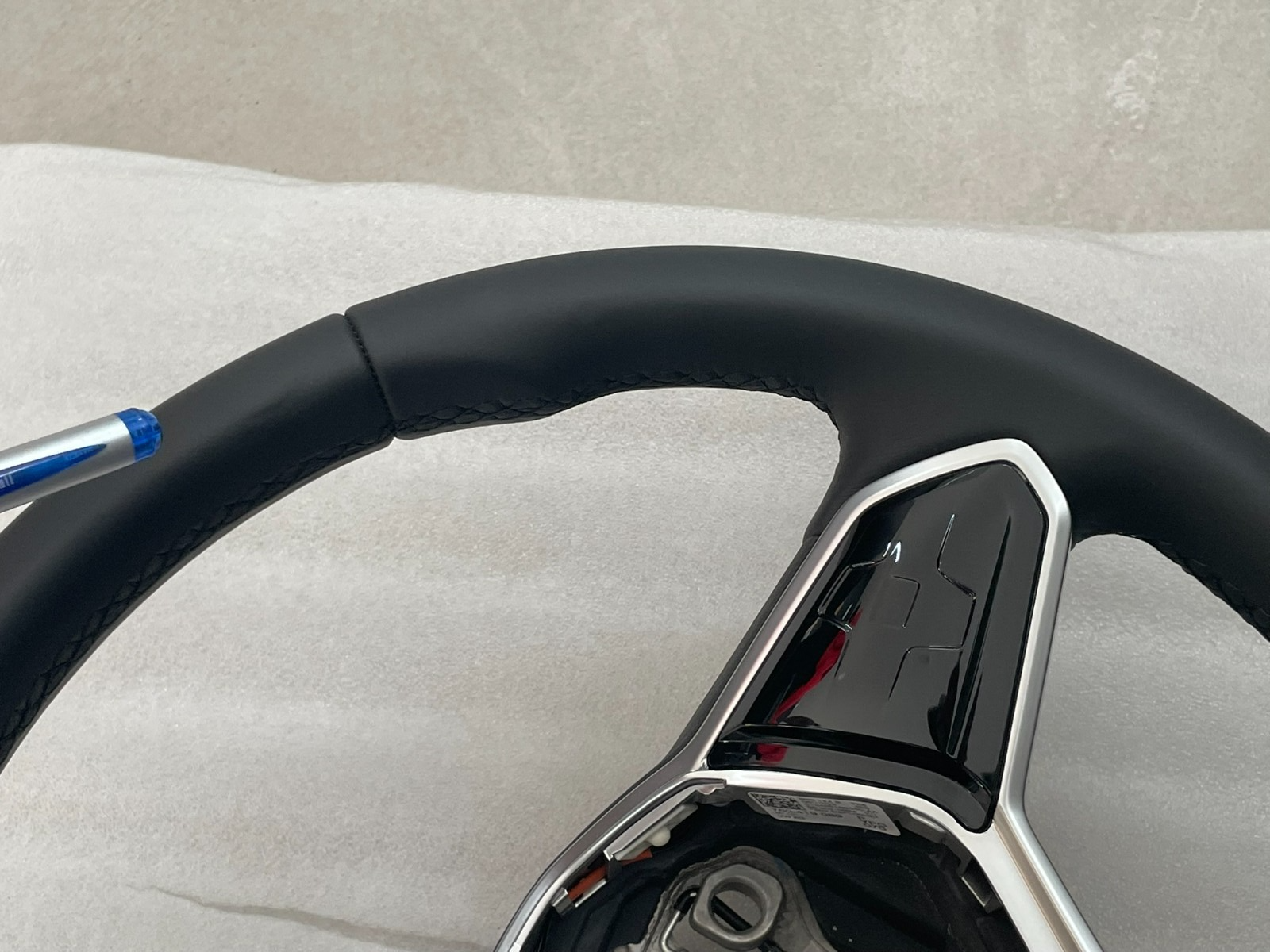 VW TOUAREG III CR7 SPORT LEDER LENKRAD R 760419089P NUR 3878 KM STAND ORIG VW - Obrázek 11