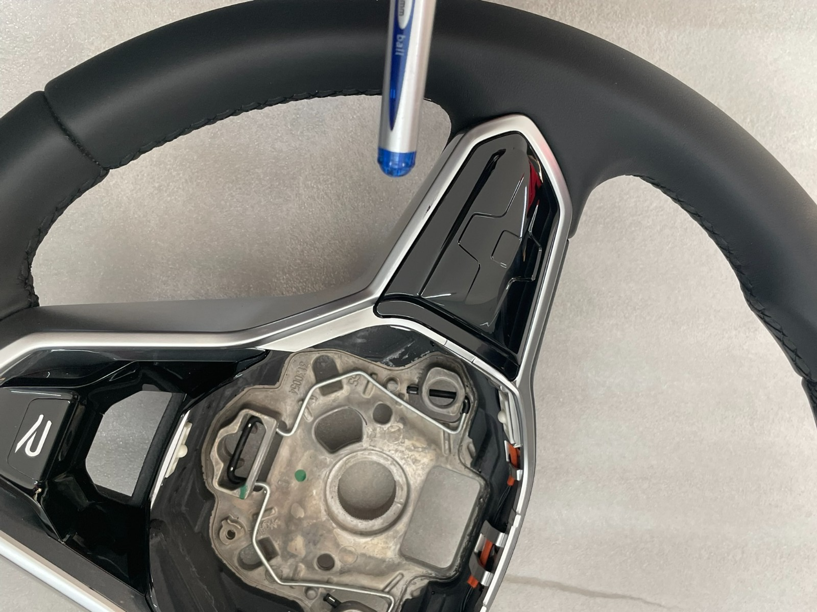 VW TOUAREG III CR7 SPORT LEDER LENKRAD R 760419089P NUR 3878 KM STAND ORIG VW - Obrázek 13