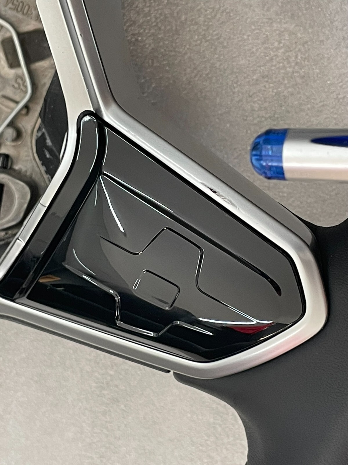 VW TOUAREG III CR7 SPORT LEDER LENKRAD R 760419089P NUR 3878 KM STAND ORIG VW - Obrázek 14