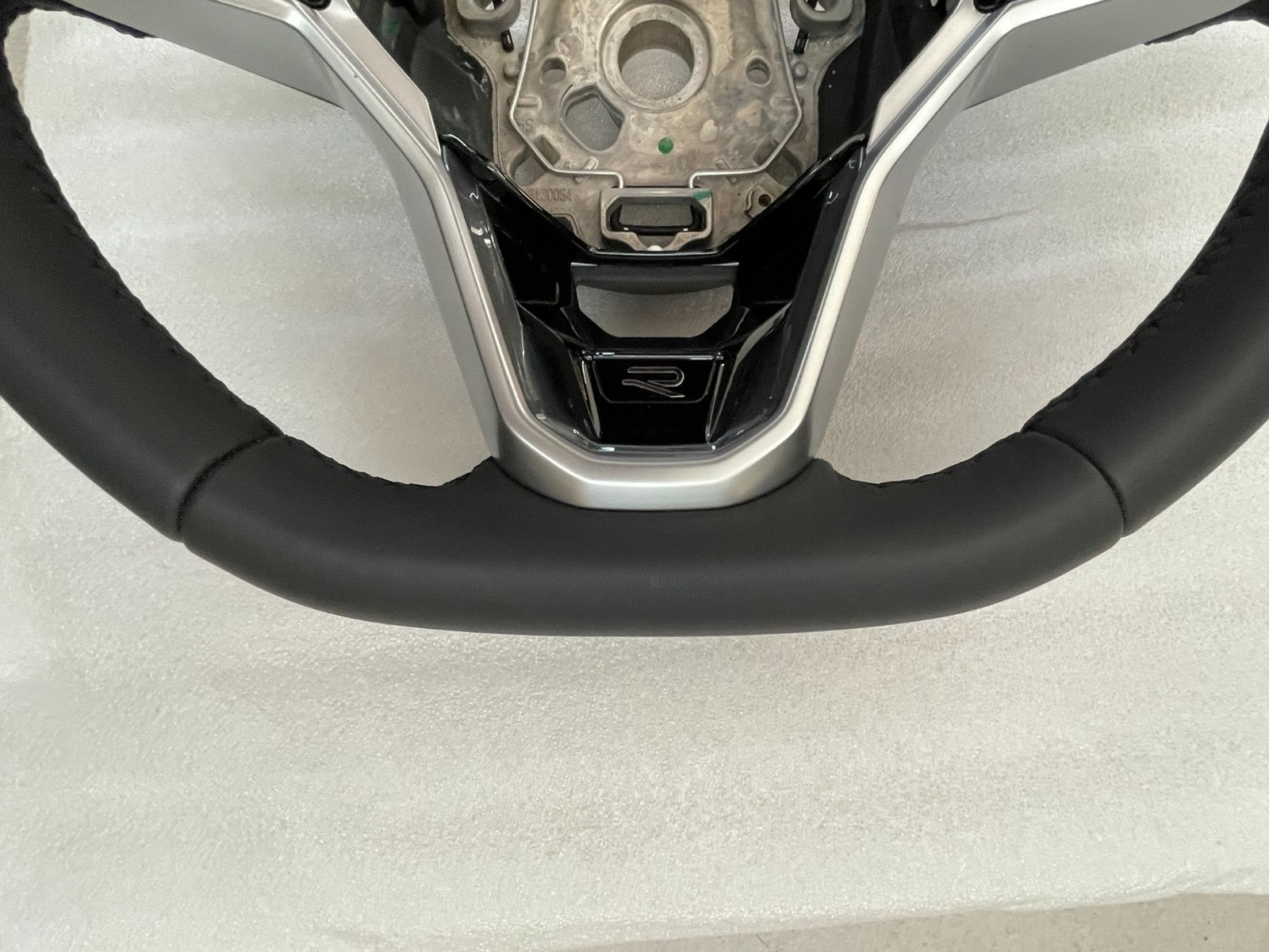 VW TOUAREG III CR7 SPORT LEDER LENKRAD R 760419089P NUR 3878 KM STAND ORIG VW - Obrázek 15