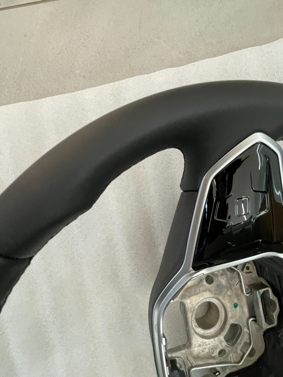 VW TOUAREG III CR7 SPORT LEDER LENKRAD R 760419089P NUR 3878 KM STAND ORIG VW - Obrázek 16