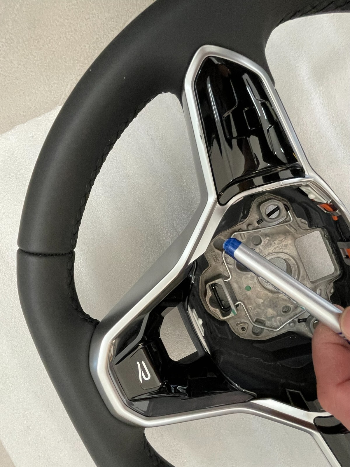 VW TOUAREG III CR7 SPORT LEDER LENKRAD R 760419089P NUR 3878 KM STAND ORIG VW - Obrázek 17