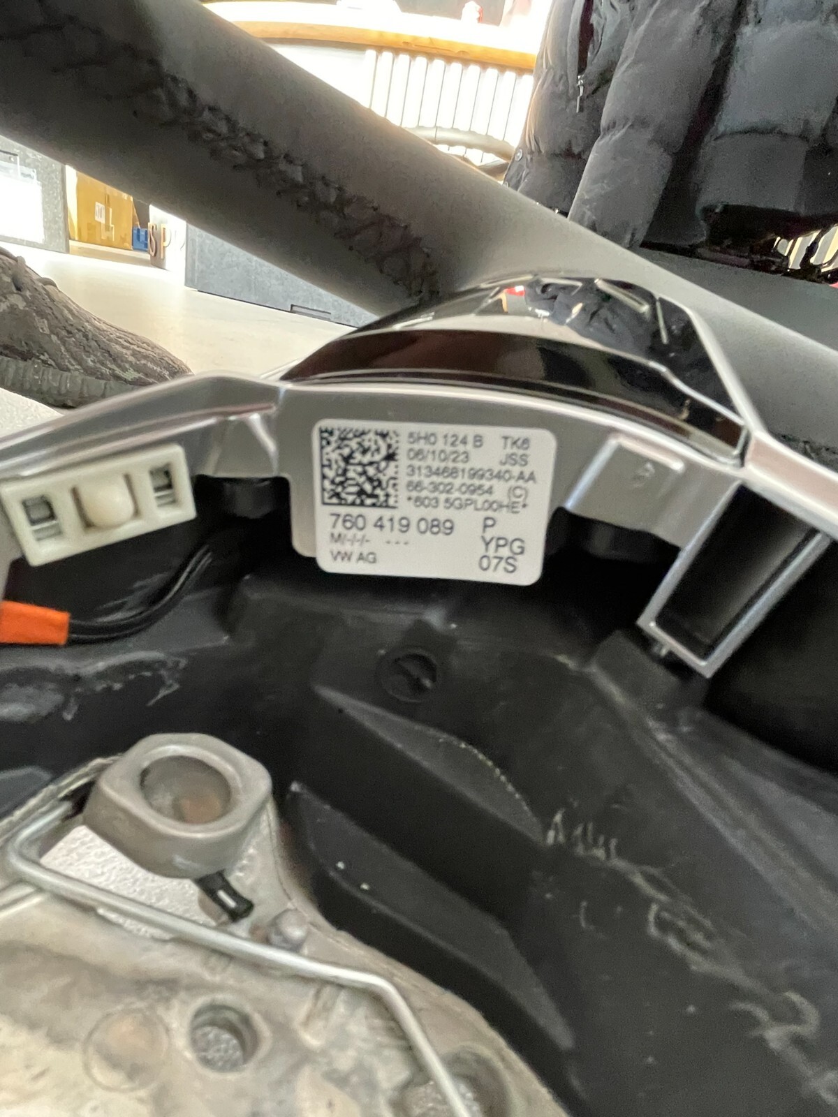 VW TOUAREG III CR7 SPORT LEDER LENKRAD R 760419089P NUR 3878 KM STAND ORIG VW - Obrázek 3