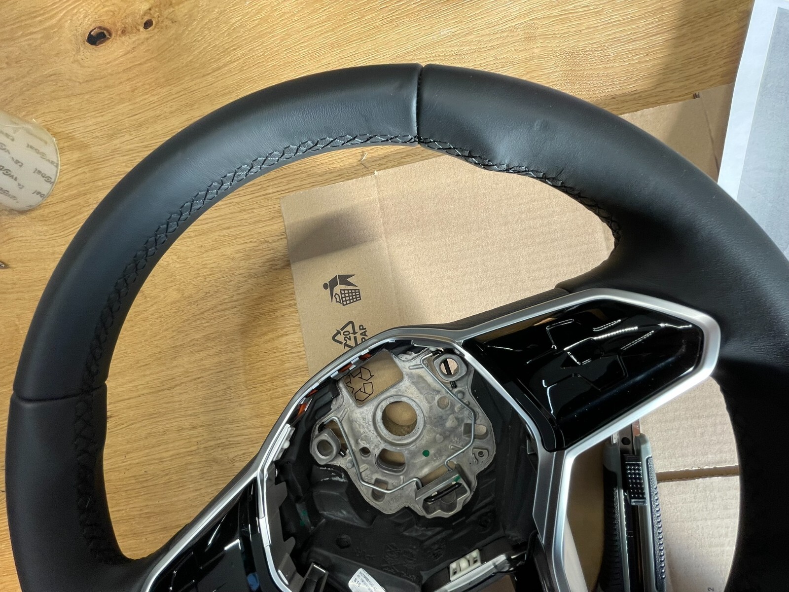 VW TOUAREG III CR7 SPORT LEDER LENKRAD R 760419089P NUR 3878 KM STAND ORIG VW - Obrázek 21