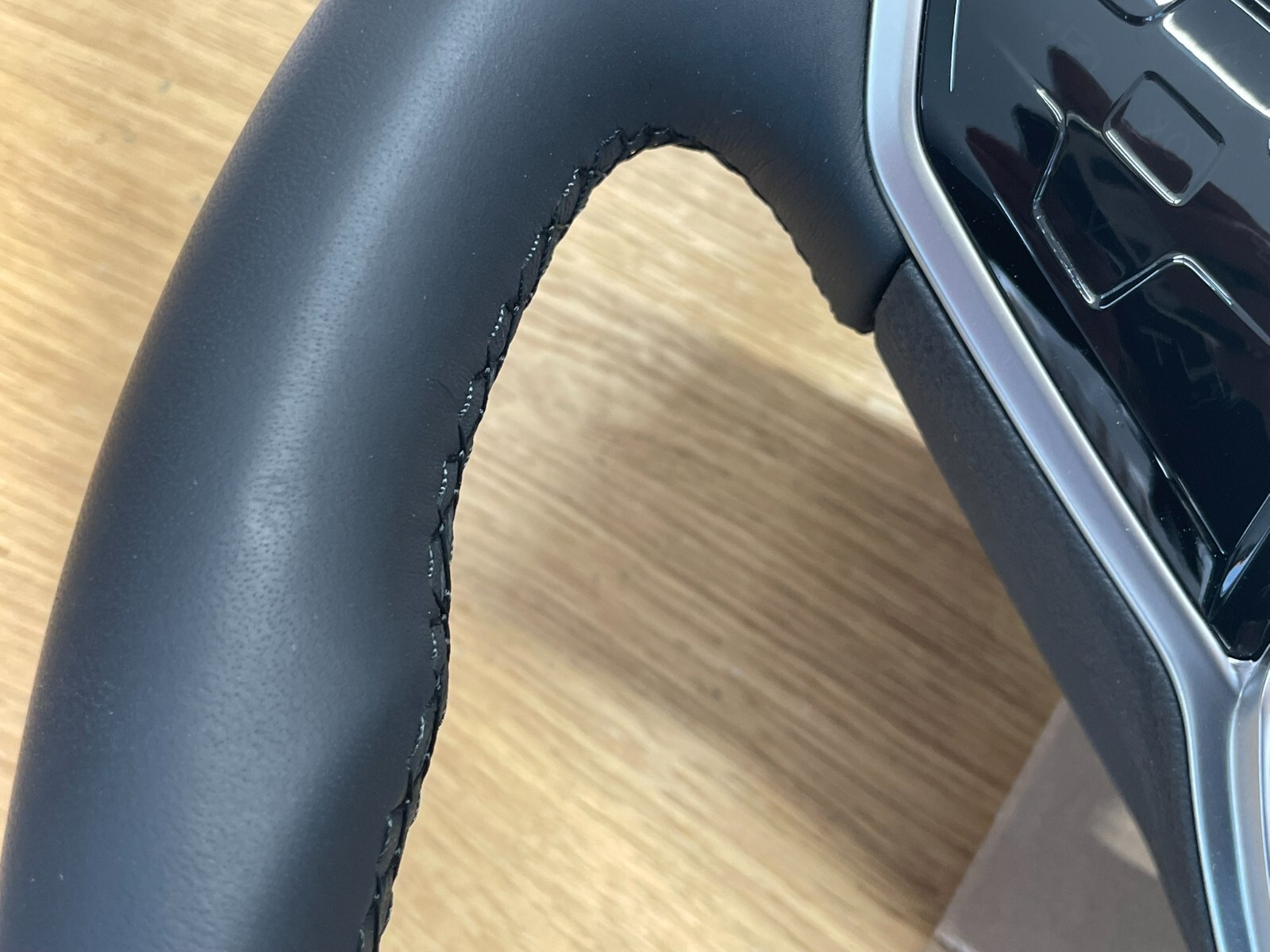 VW TOUAREG III CR7 SPORT LEDER LENKRAD R 760419089P NUR 3878 KM STAND ORIG VW - Obrázek 22