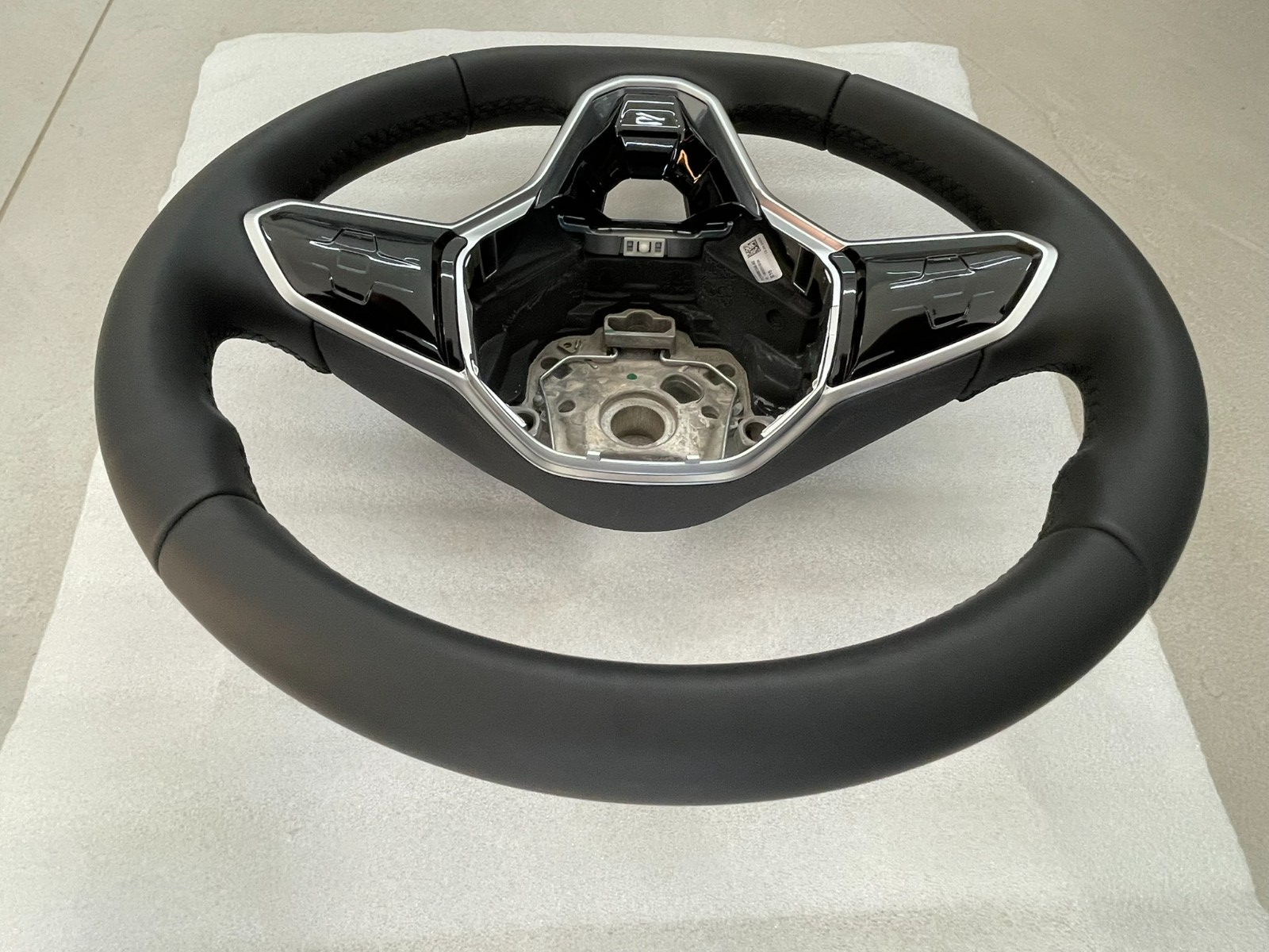 VW TOUAREG III CR7 SPORT LEDER LENKRAD R 760419089P NUR 3878 KM STAND ORIG VW - Obrázek 6