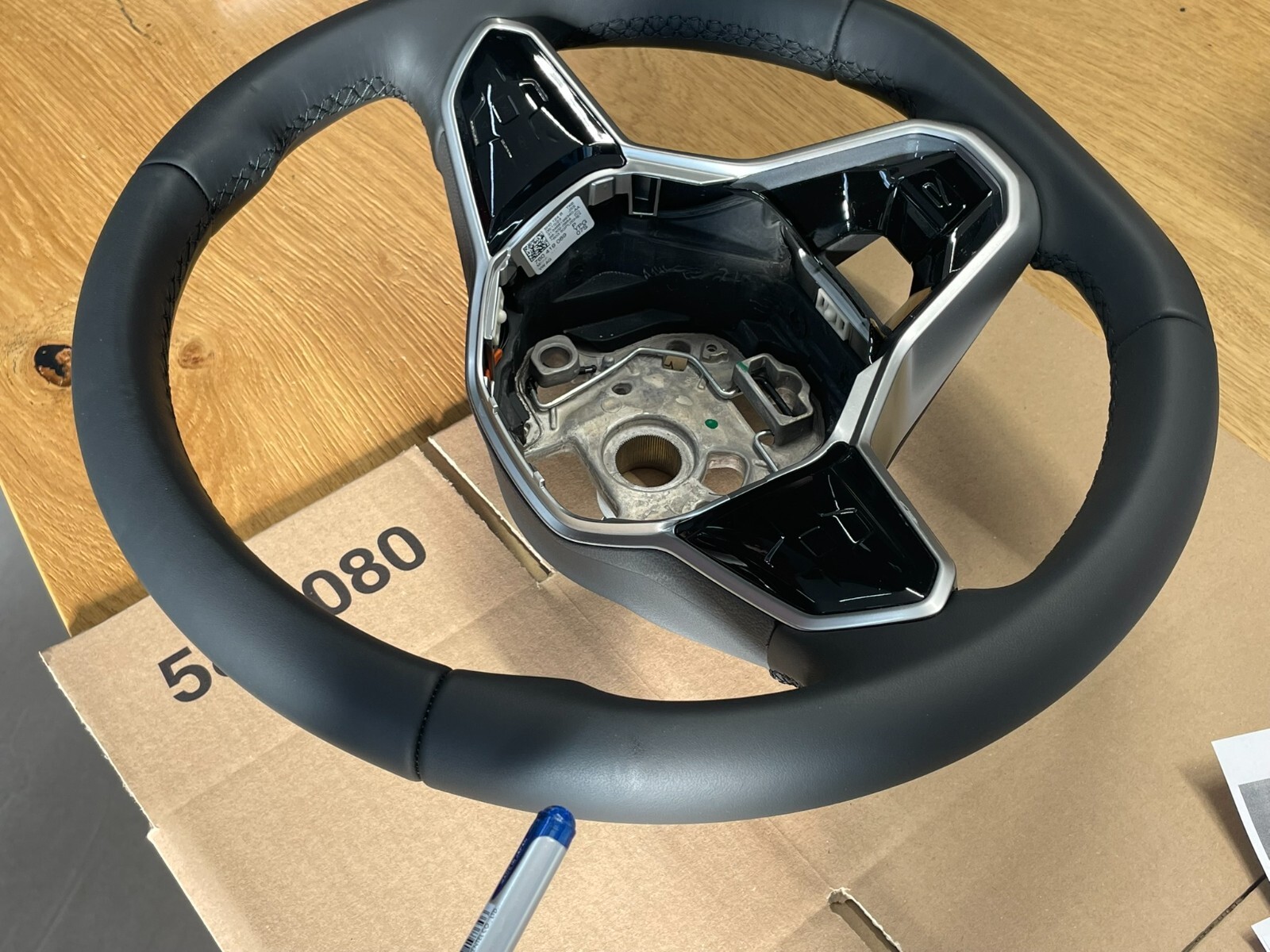 VW TOUAREG III CR7 SPORT LEDER LENKRAD R 760419089P NUR 3878 KM STAND ORIG VW - Obrázek 8