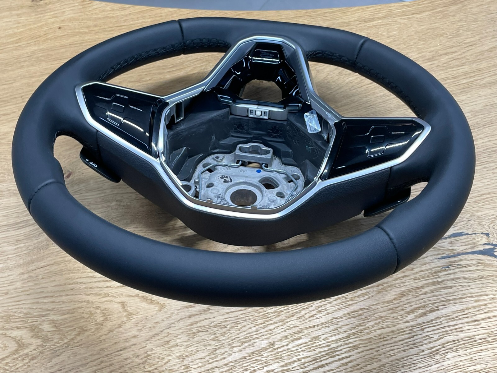 VW TOUAREG MULTIFUNKTIONS LEDER LENKRAD SPORT "R" 760419089Q FAST NEU TEST CAR - Obrázek 3