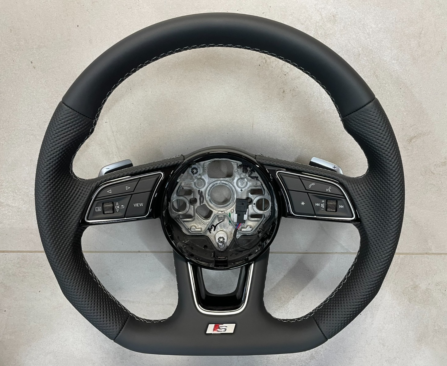 AUDI A3 S3 8Y LENKRAD SPORT ABGEFLACHT GELOCHT SCHALTWIPPEN 8Y0419091Q ORIG NEU