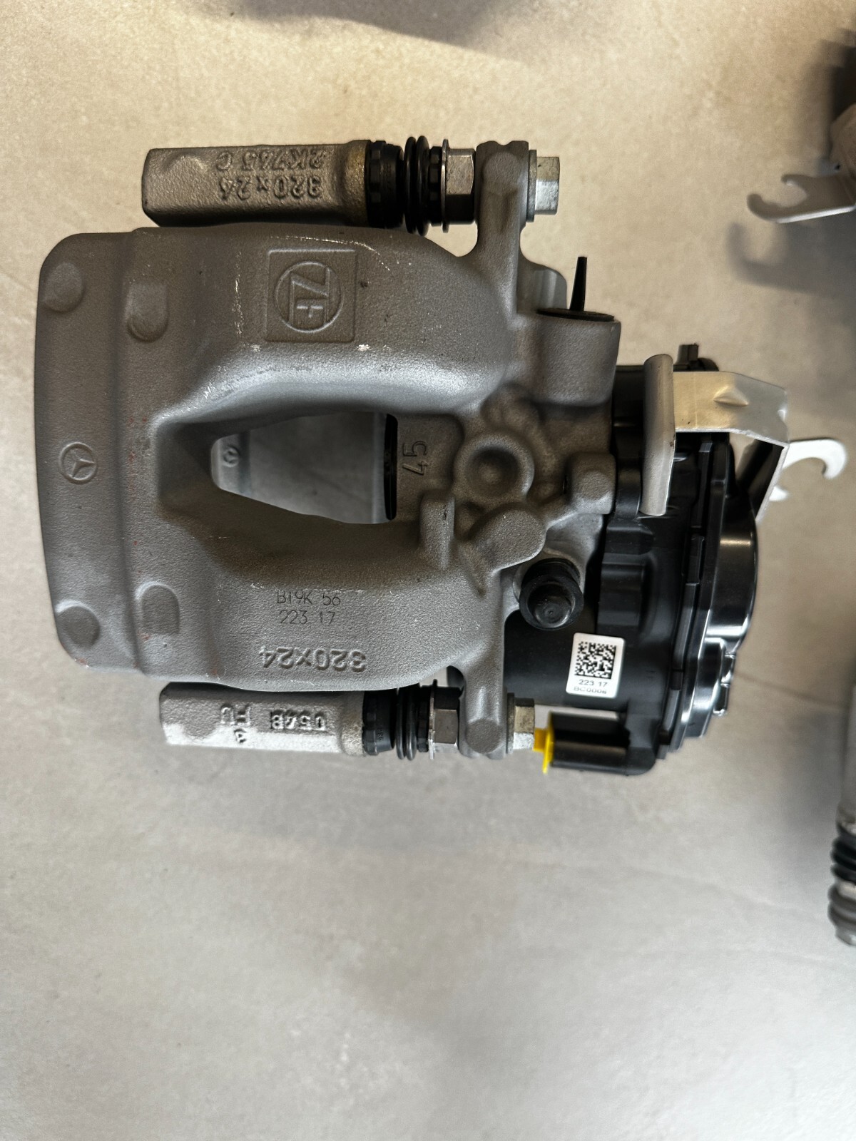 MERCEDES BENZ ELEKTRISHE BREMSATTEL HINTEN 320*24 1T628B 052BFU 2K745C ORIG.NEU - Obrázek 4