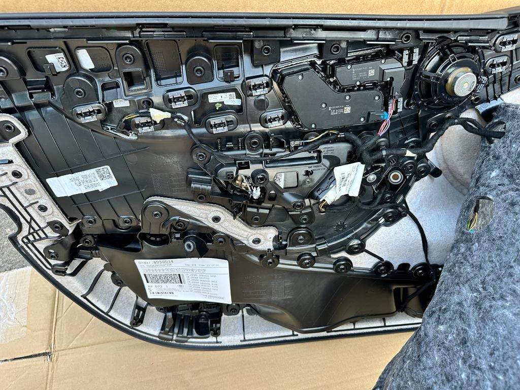 MERCEDES C W205 LEDER SPORT SITZEN KOMPLET NEU DEMONT VOM TEST CAR 95 Km, LIM.10 - Obrázek 17