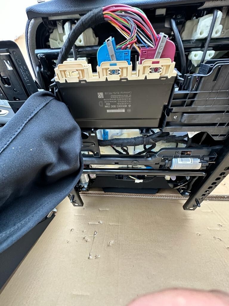 MERCEDES C W205 LEDER SPORT SITZEN KOMPLET NEU DEMONT VOM TEST CAR 95 Km, LIM.10 - Obrázek 9